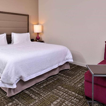 Hampton Inn & Suites Dallas Market Center Экстерьер фото