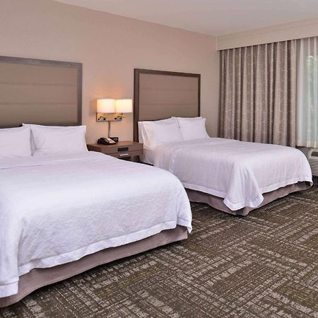 Hampton Inn & Suites Dallas Market Center Экстерьер фото