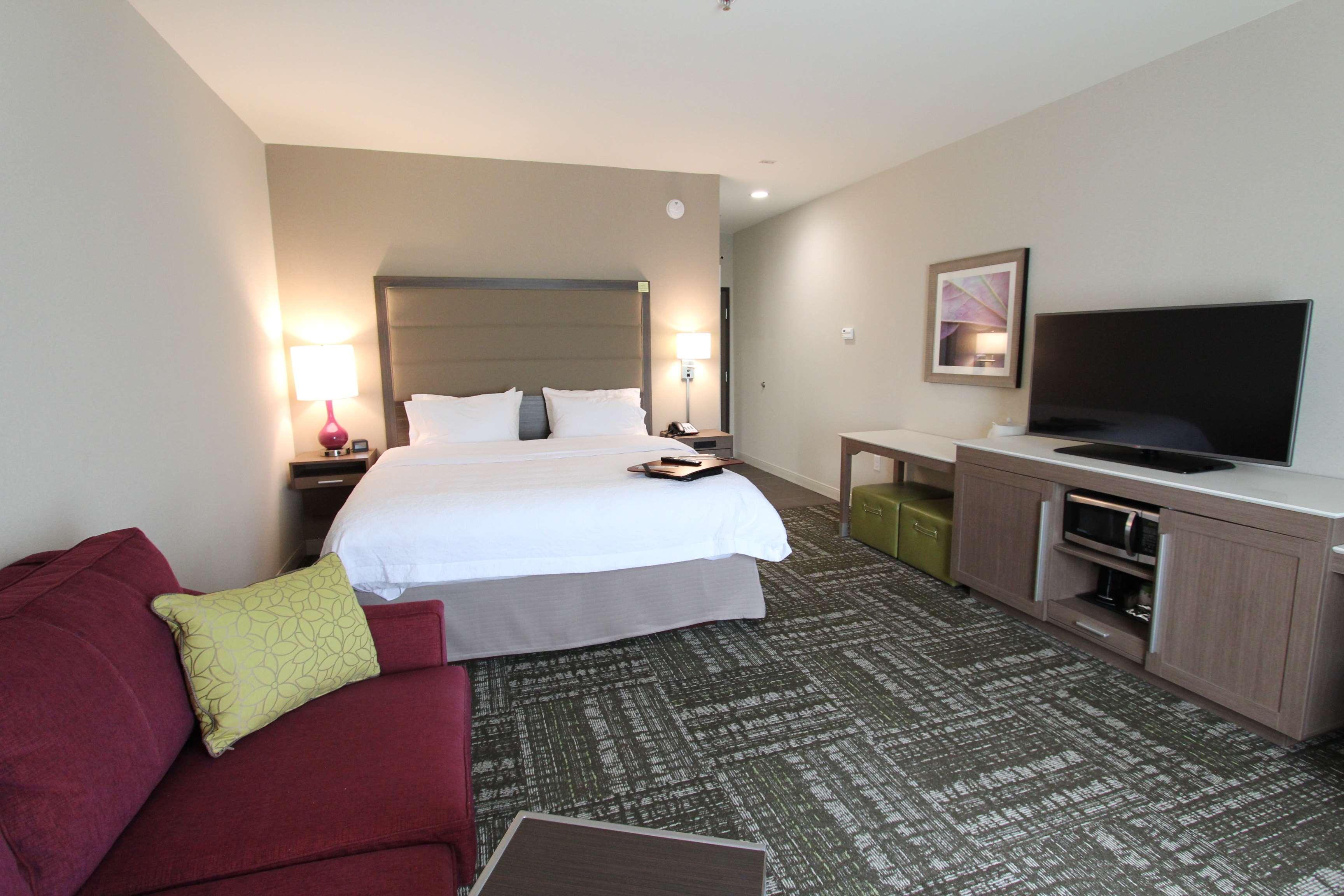 Hampton Inn & Suites Dallas Market Center Экстерьер фото
