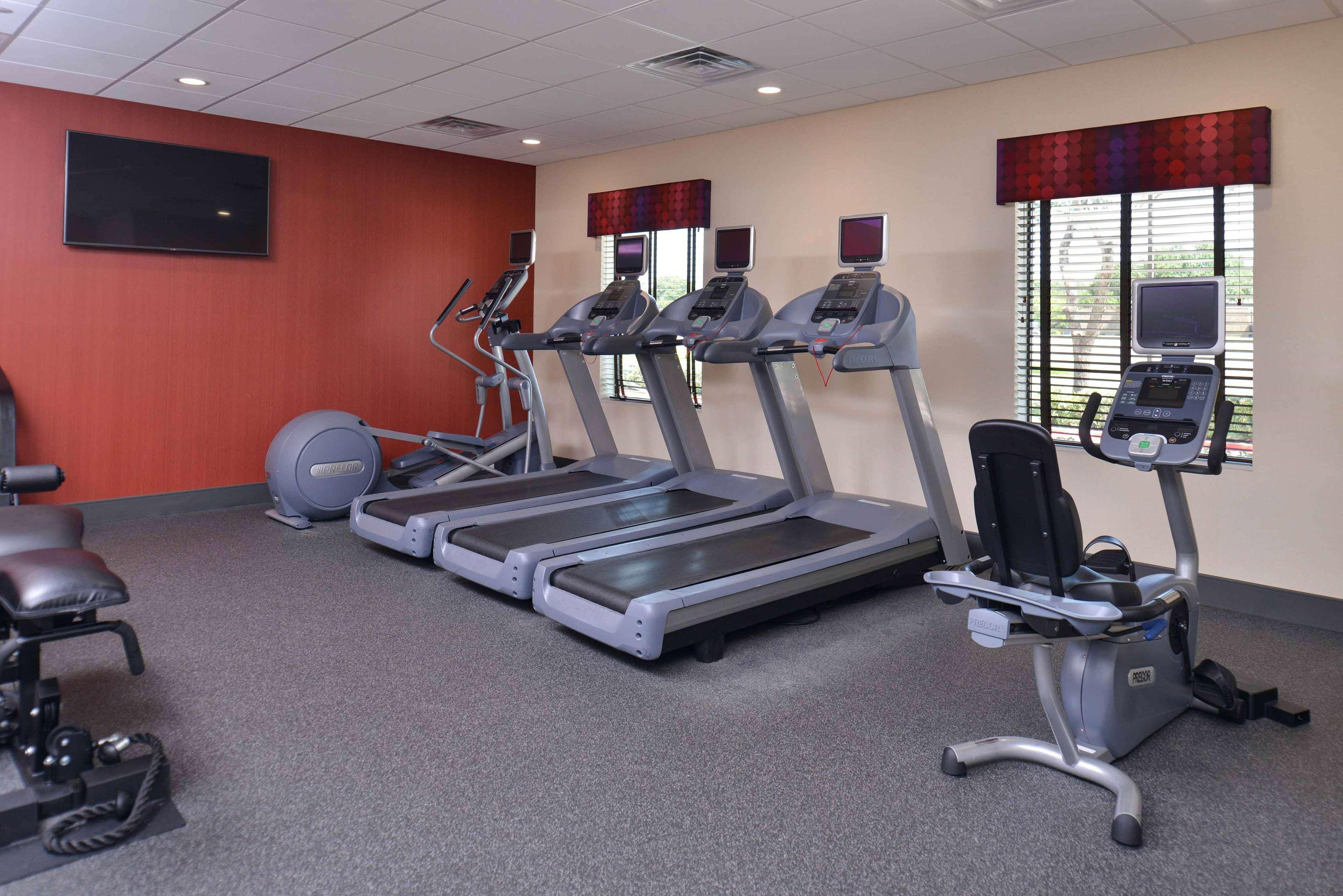 Hampton Inn & Suites Dallas Market Center Экстерьер фото