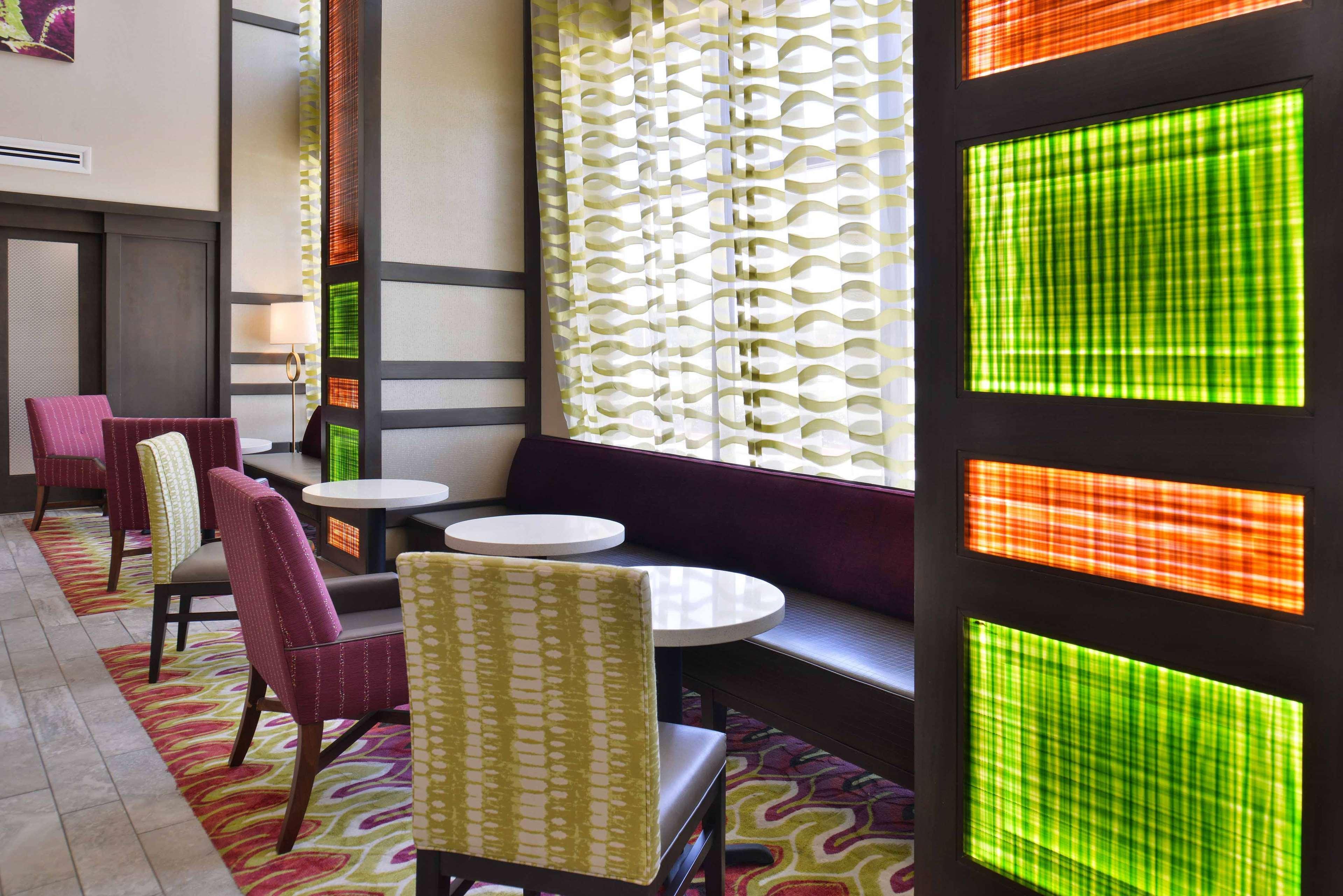 Hampton Inn & Suites Dallas Market Center Экстерьер фото