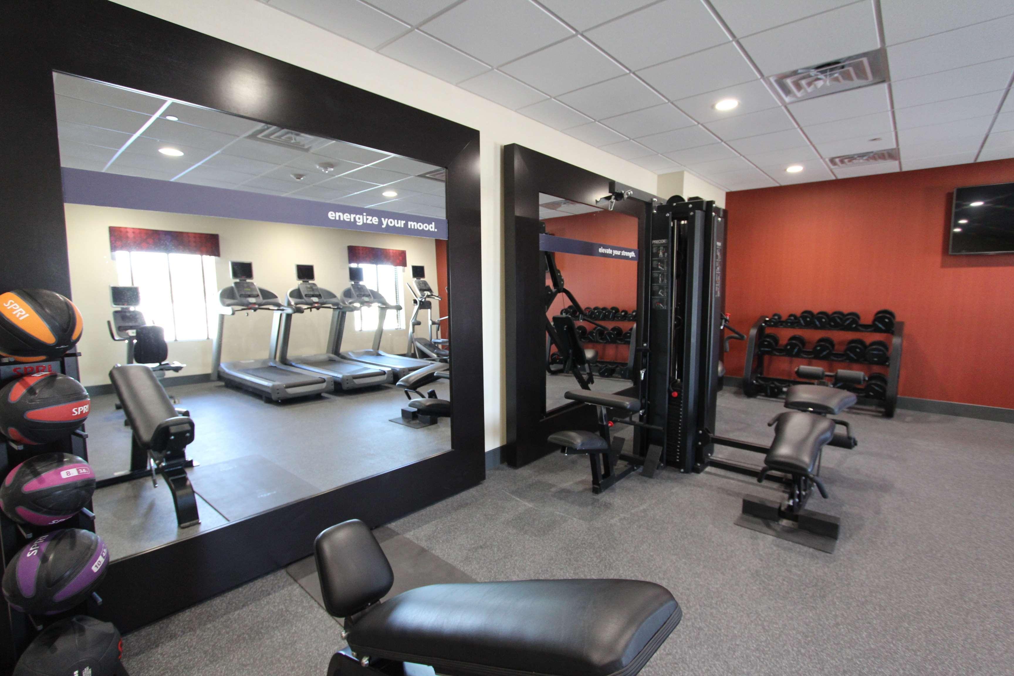 Hampton Inn & Suites Dallas Market Center Экстерьер фото