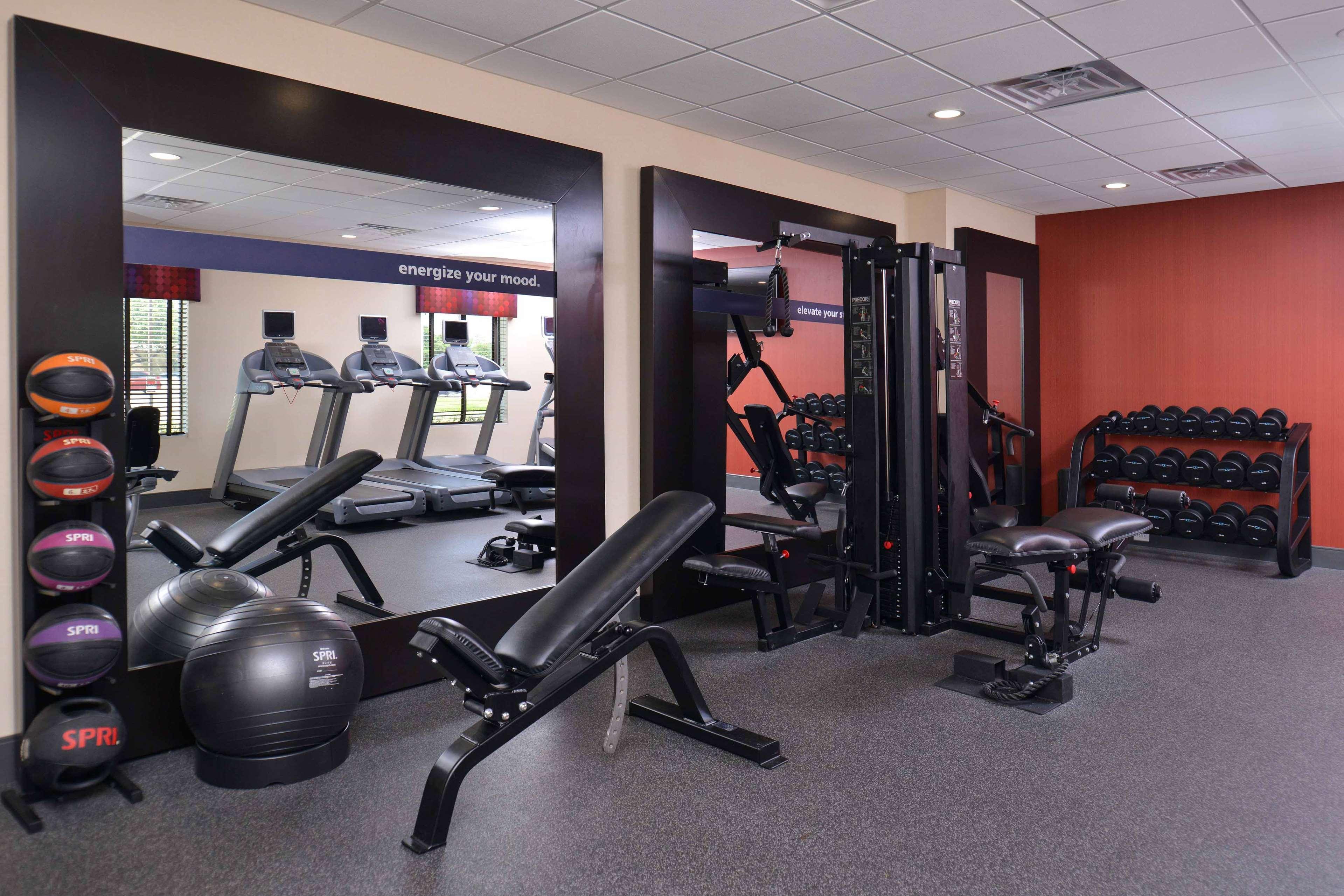 Hampton Inn & Suites Dallas Market Center Экстерьер фото