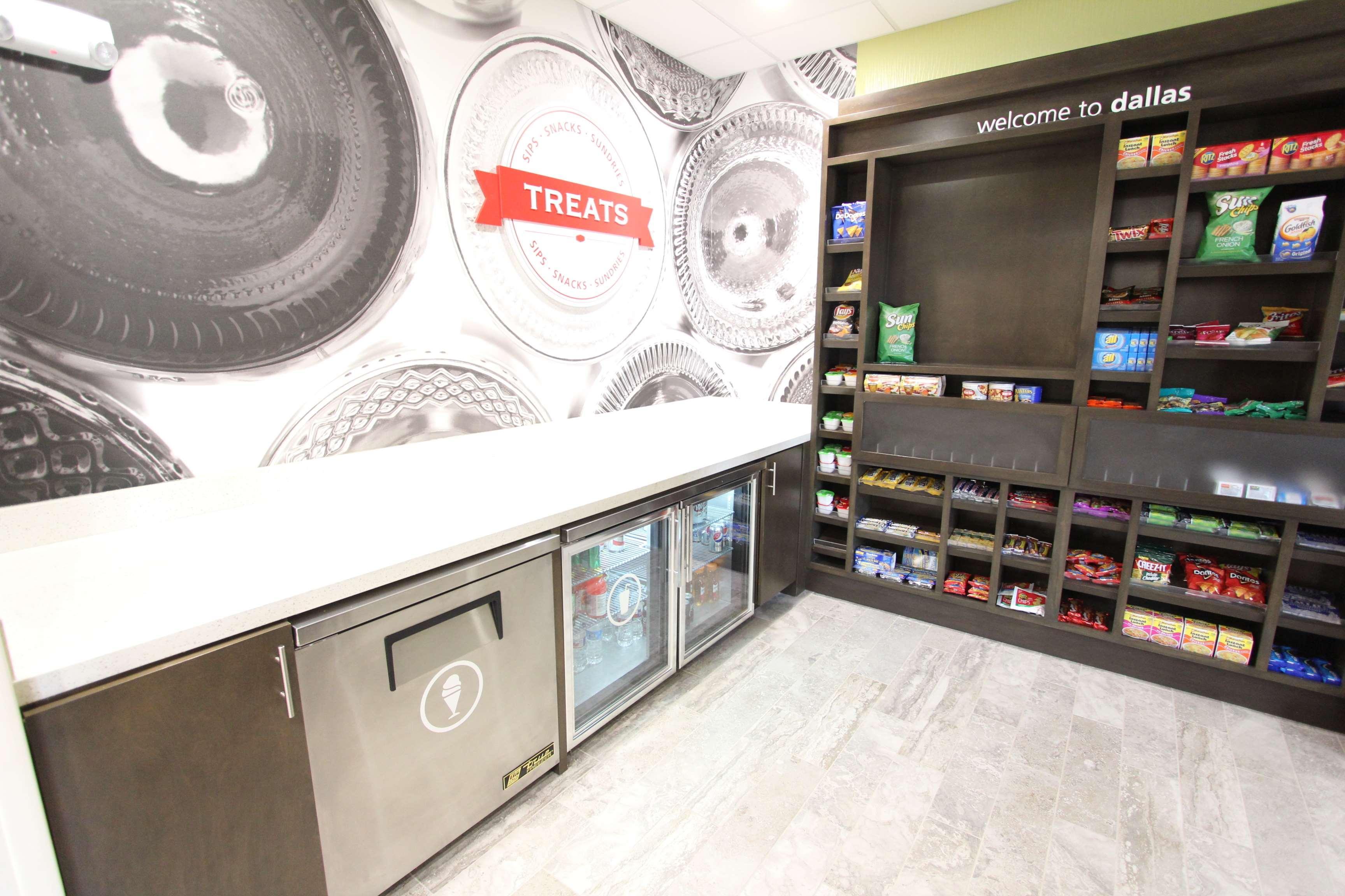 Hampton Inn & Suites Dallas Market Center Экстерьер фото