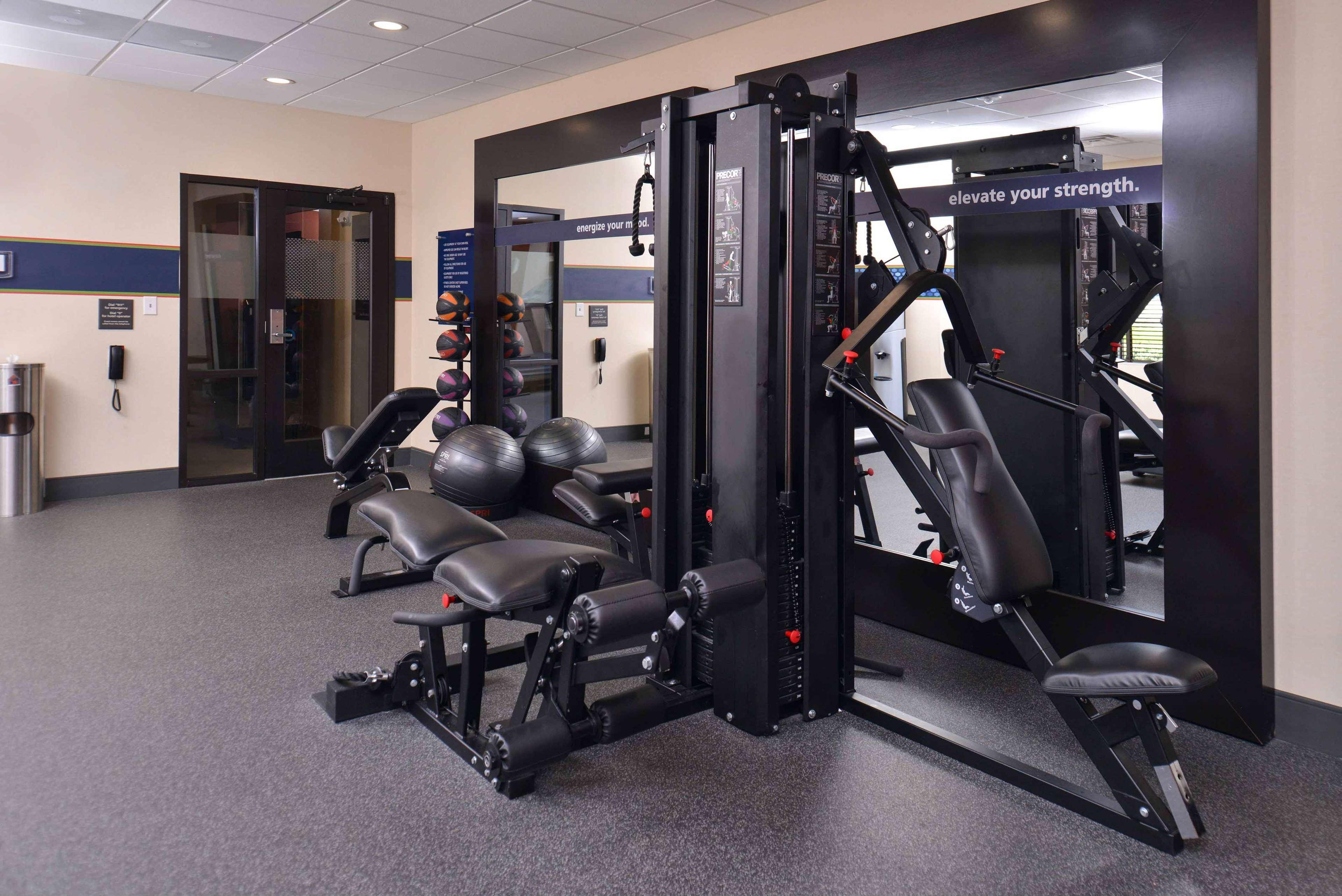 Hampton Inn & Suites Dallas Market Center Экстерьер фото