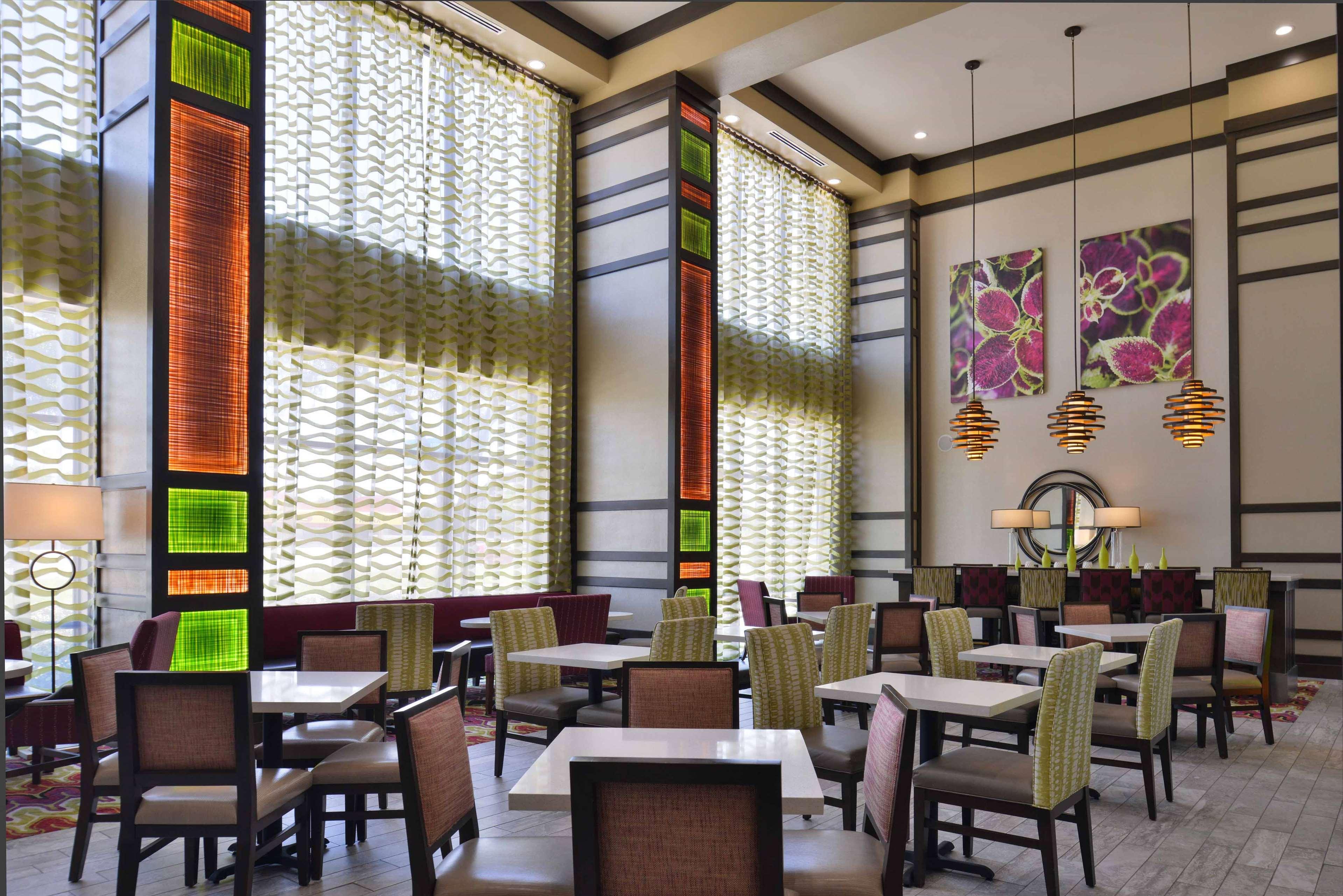 Hampton Inn & Suites Dallas Market Center Экстерьер фото