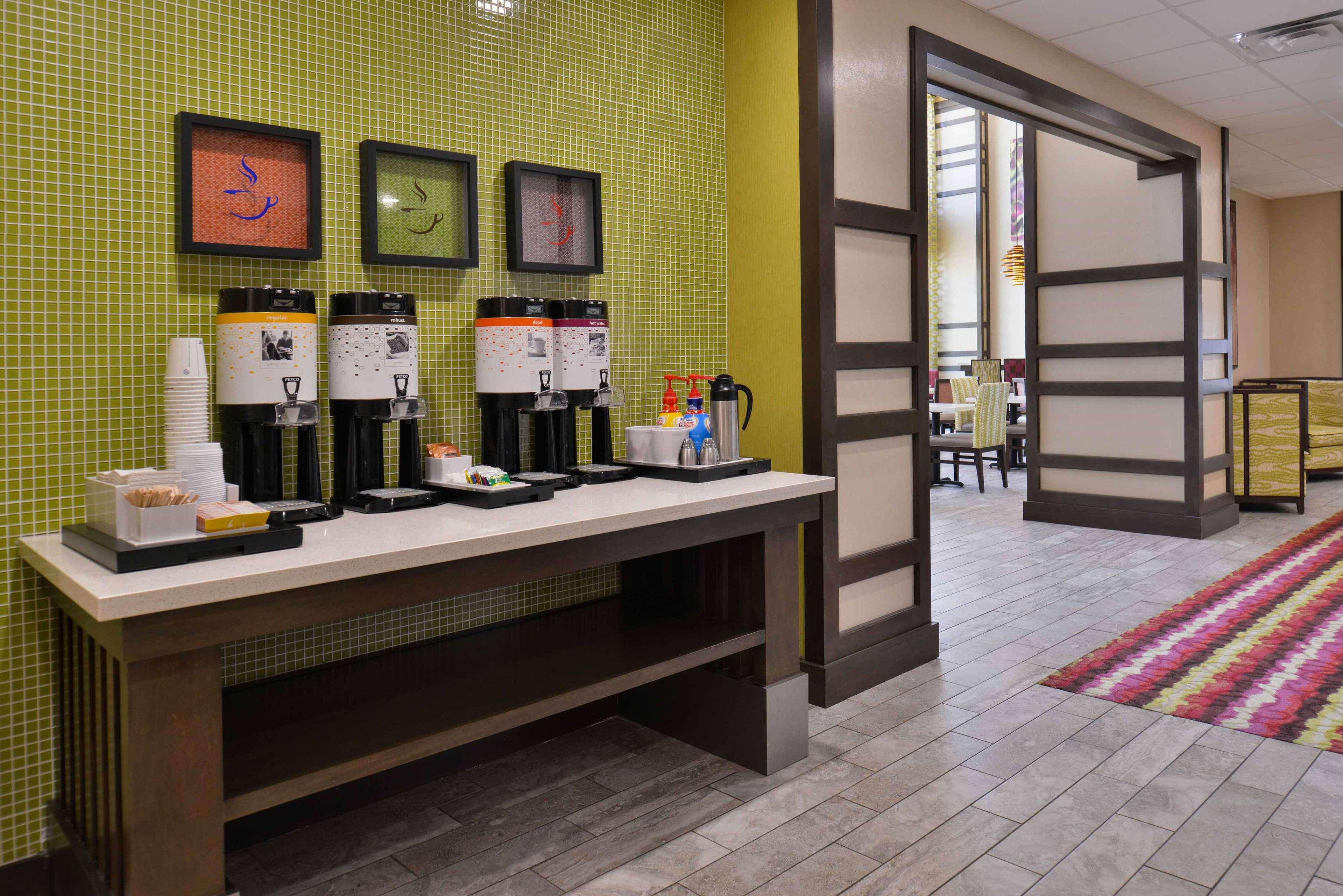 Hampton Inn & Suites Dallas Market Center Экстерьер фото