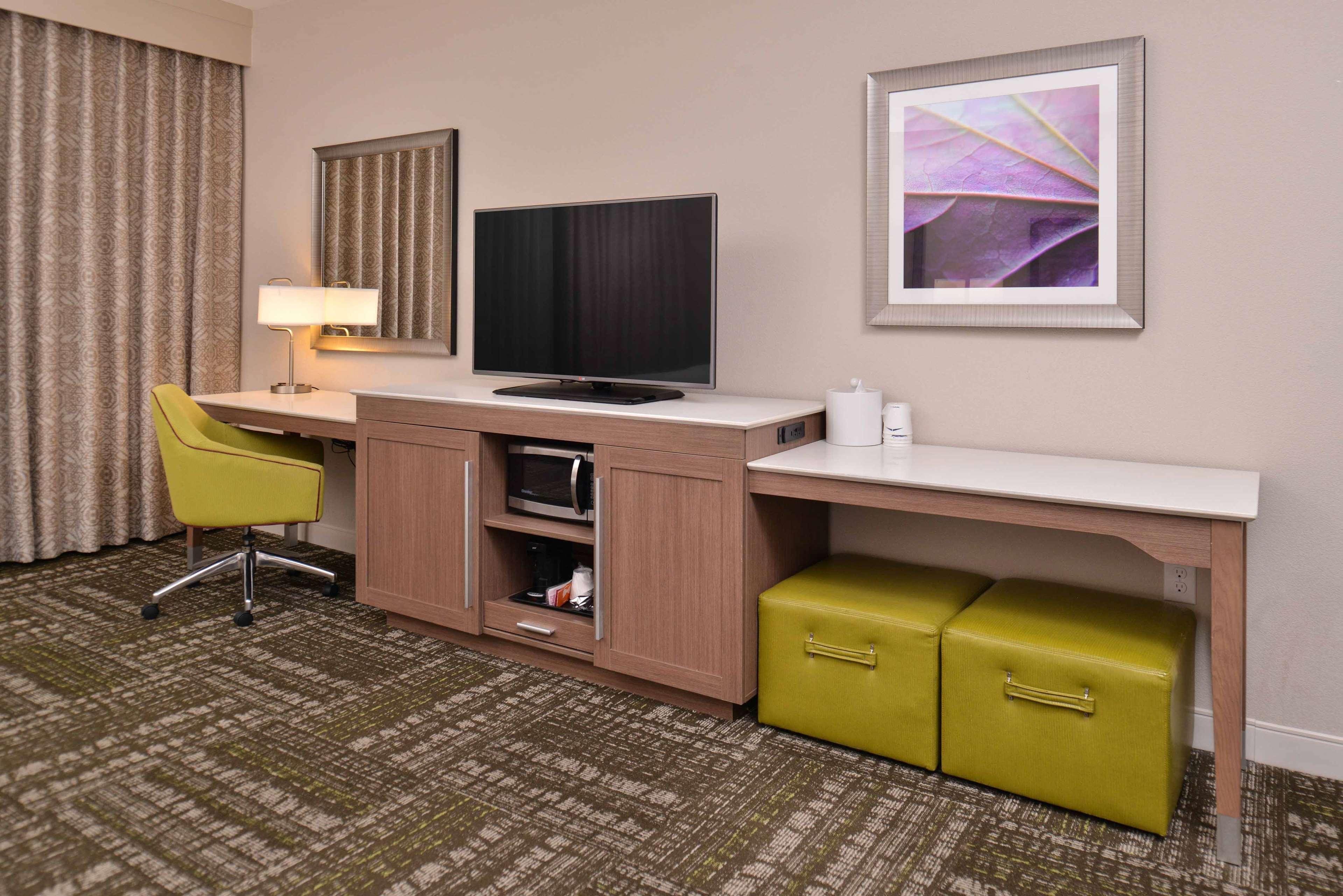 Hampton Inn & Suites Dallas Market Center Экстерьер фото