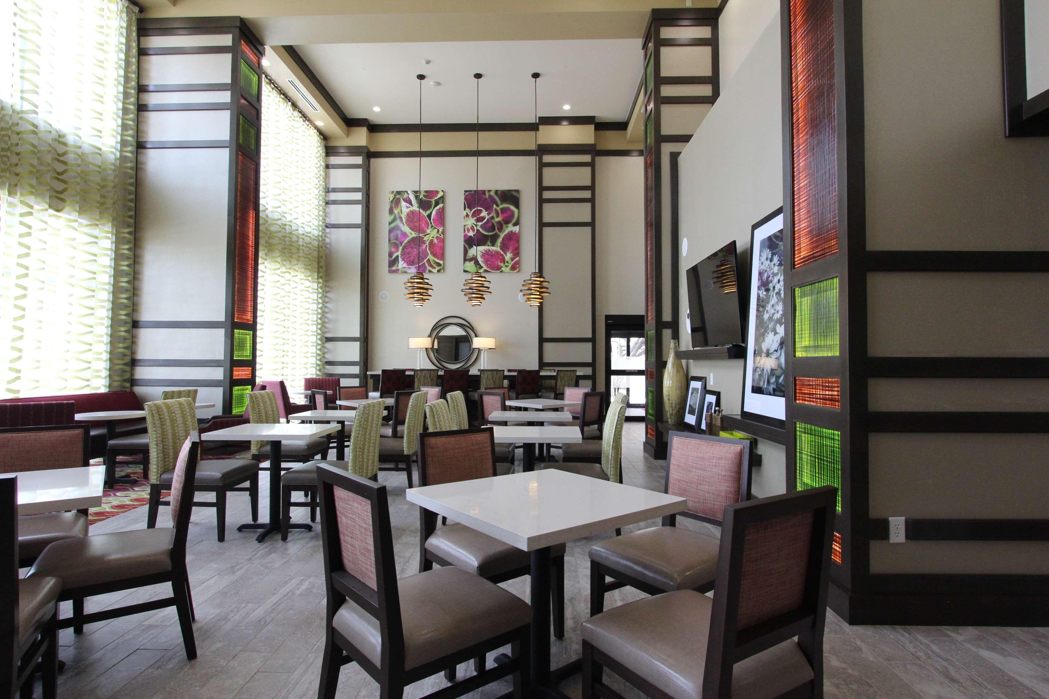 Hampton Inn & Suites Dallas Market Center Экстерьер фото