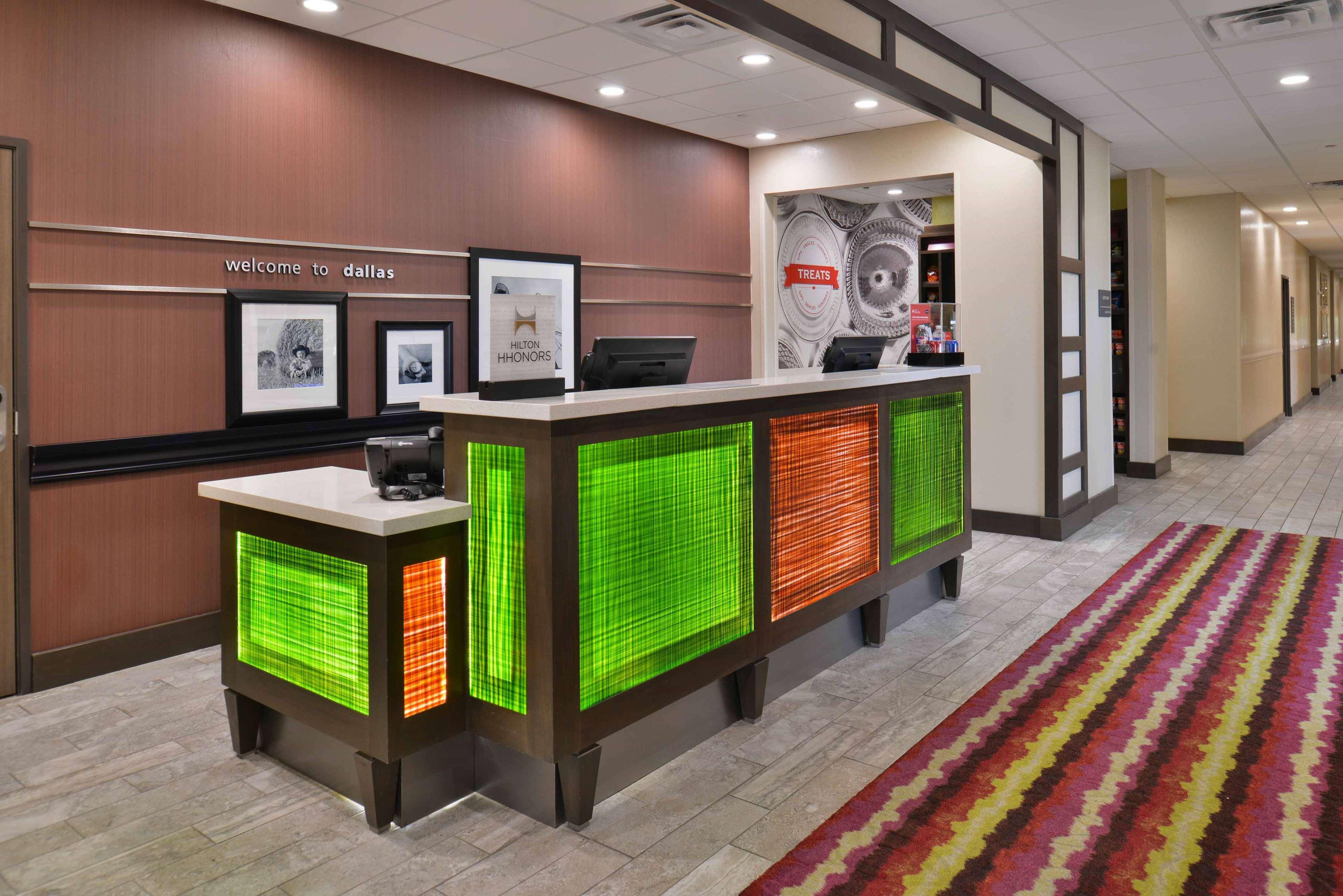 Hampton Inn & Suites Dallas Market Center Экстерьер фото