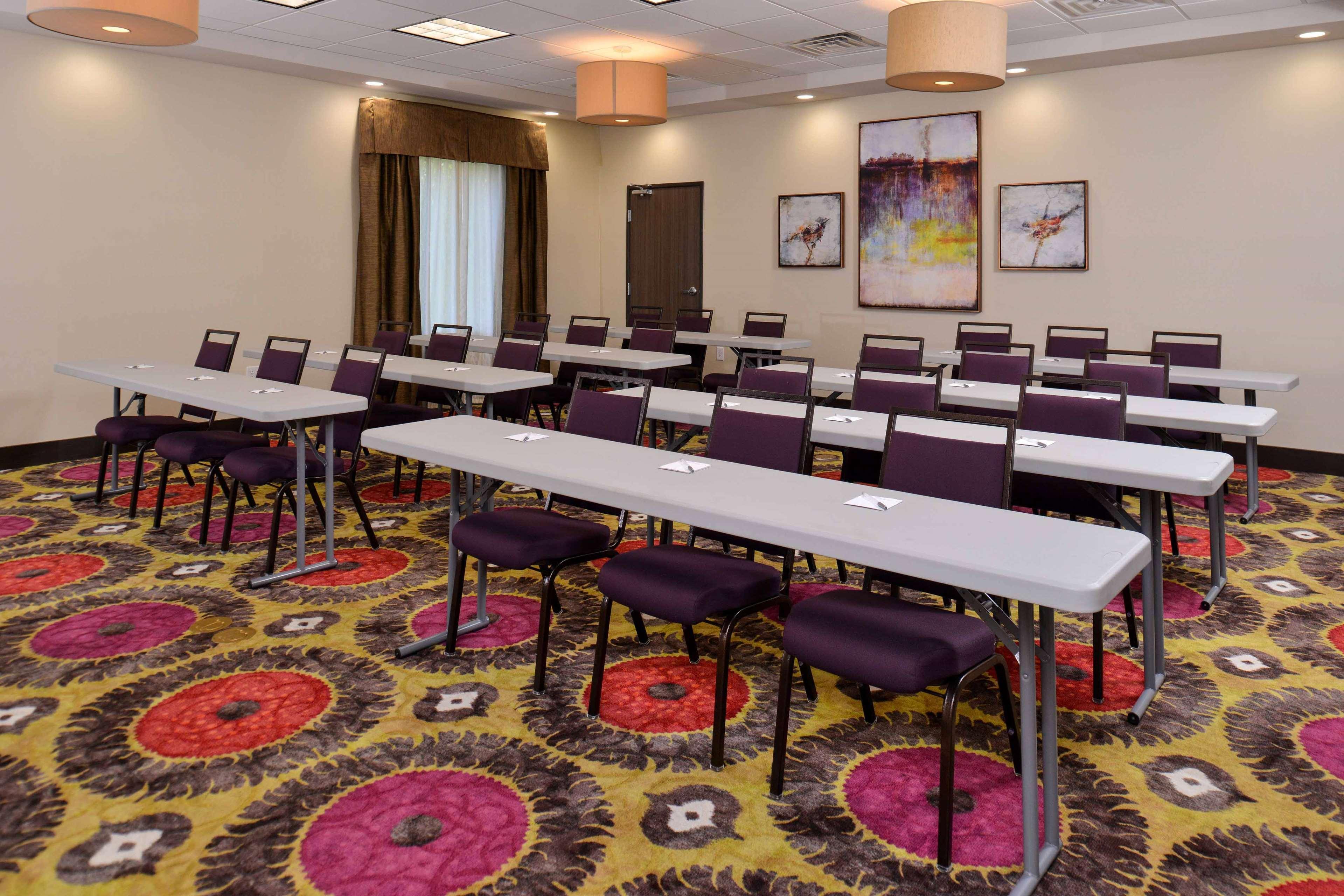 Hampton Inn & Suites Dallas Market Center Экстерьер фото