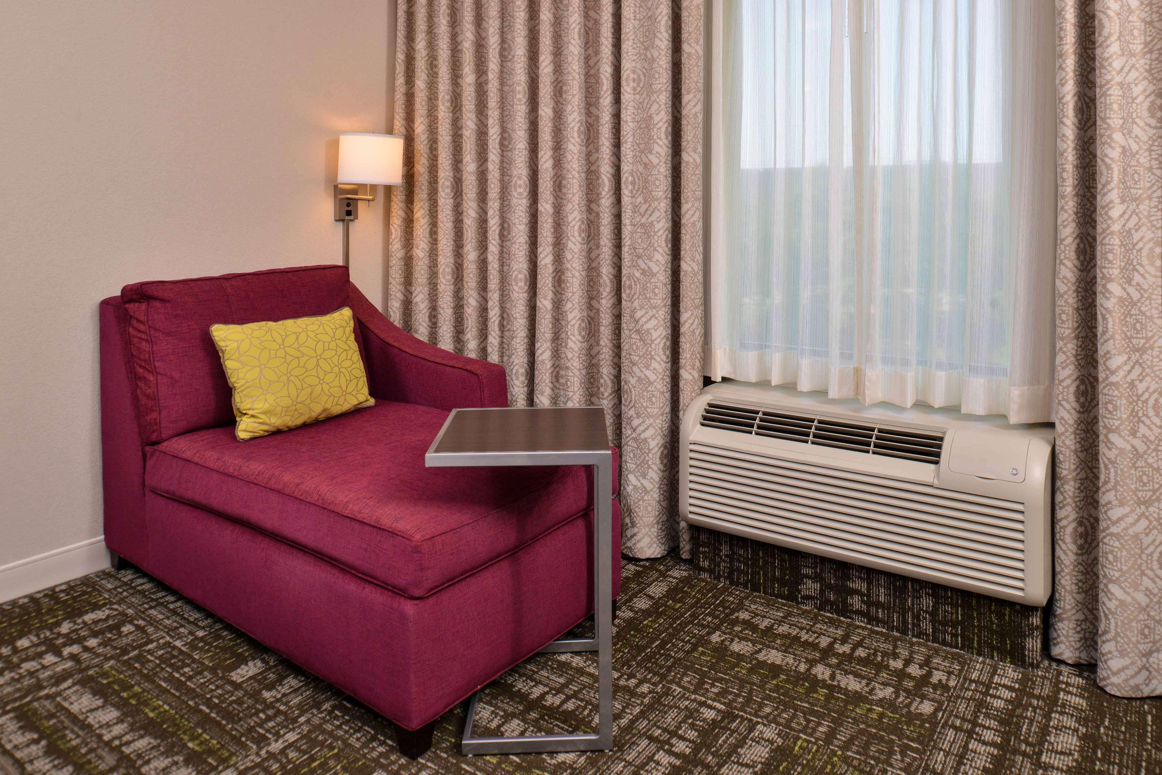 Hampton Inn & Suites Dallas Market Center Экстерьер фото