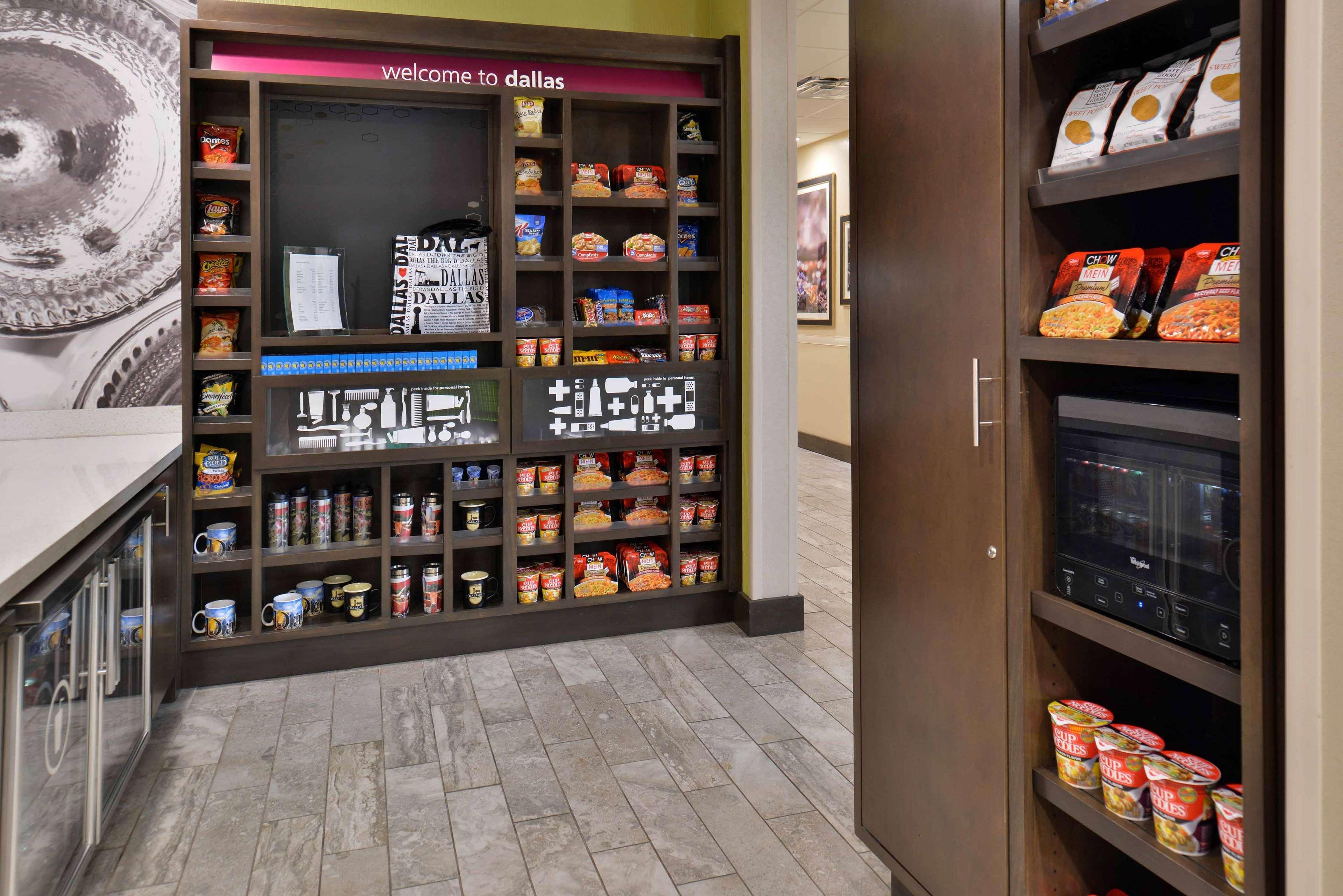 Hampton Inn & Suites Dallas Market Center Экстерьер фото
