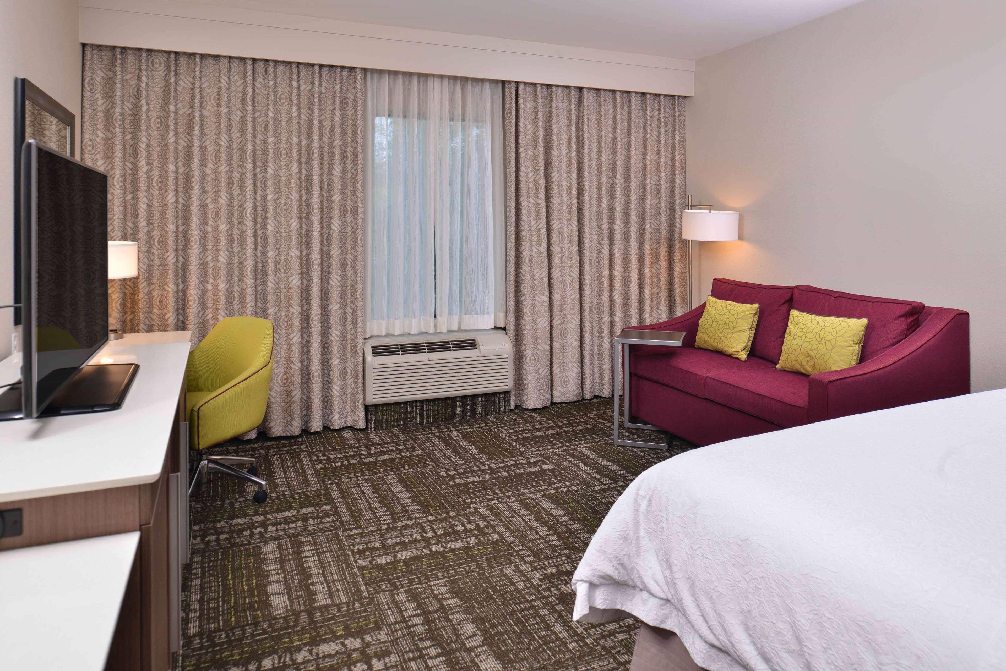 Hampton Inn & Suites Dallas Market Center Экстерьер фото