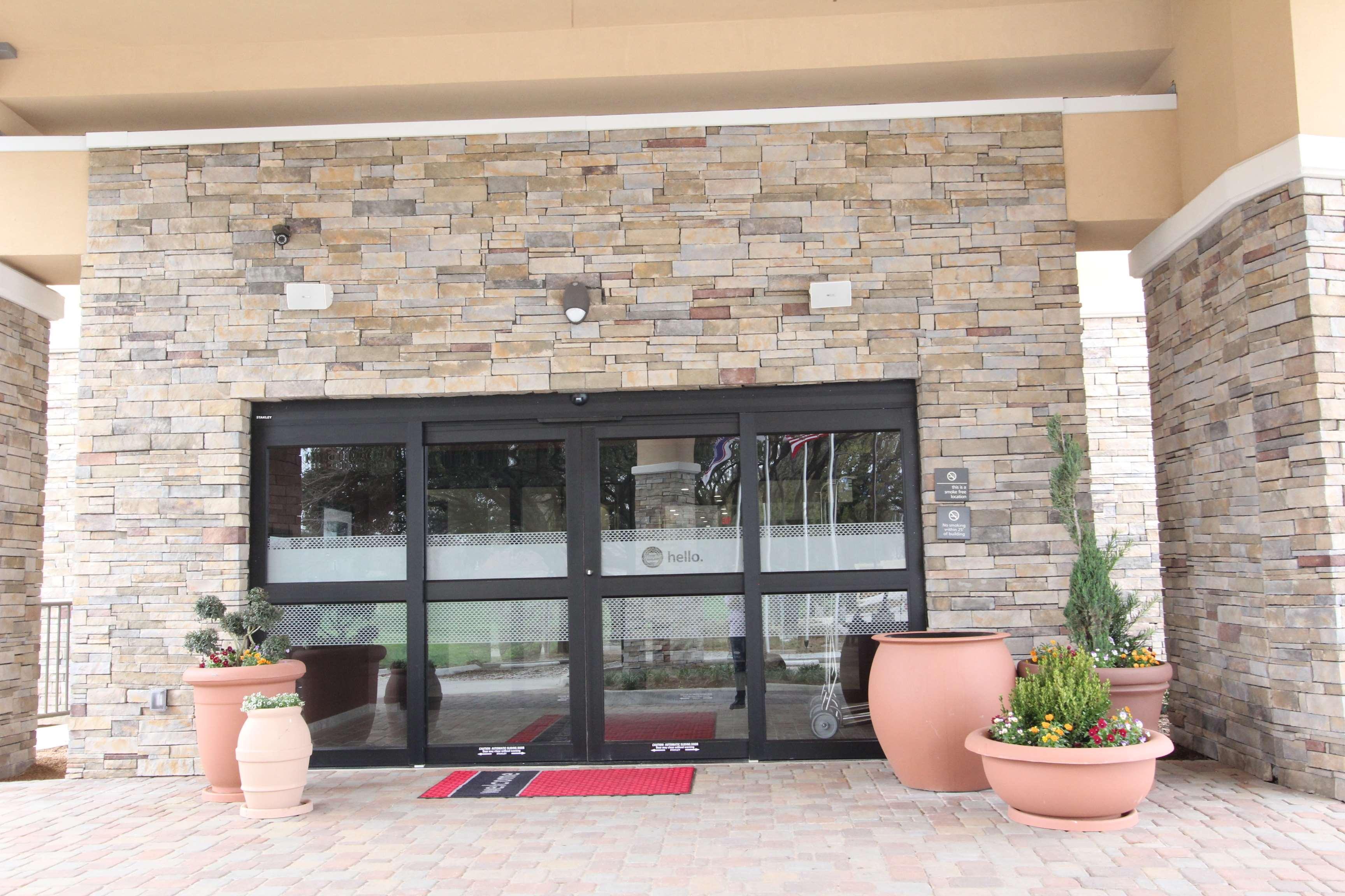 Hampton Inn & Suites Dallas Market Center Экстерьер фото