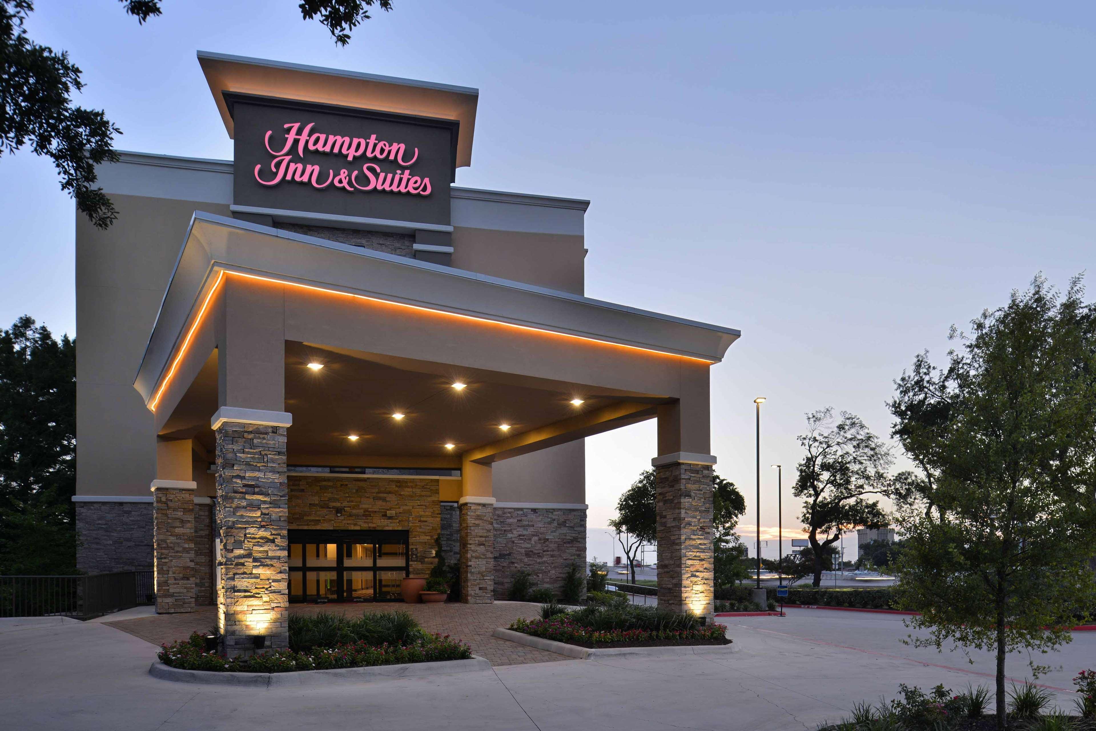 Hampton Inn & Suites Dallas Market Center Экстерьер фото