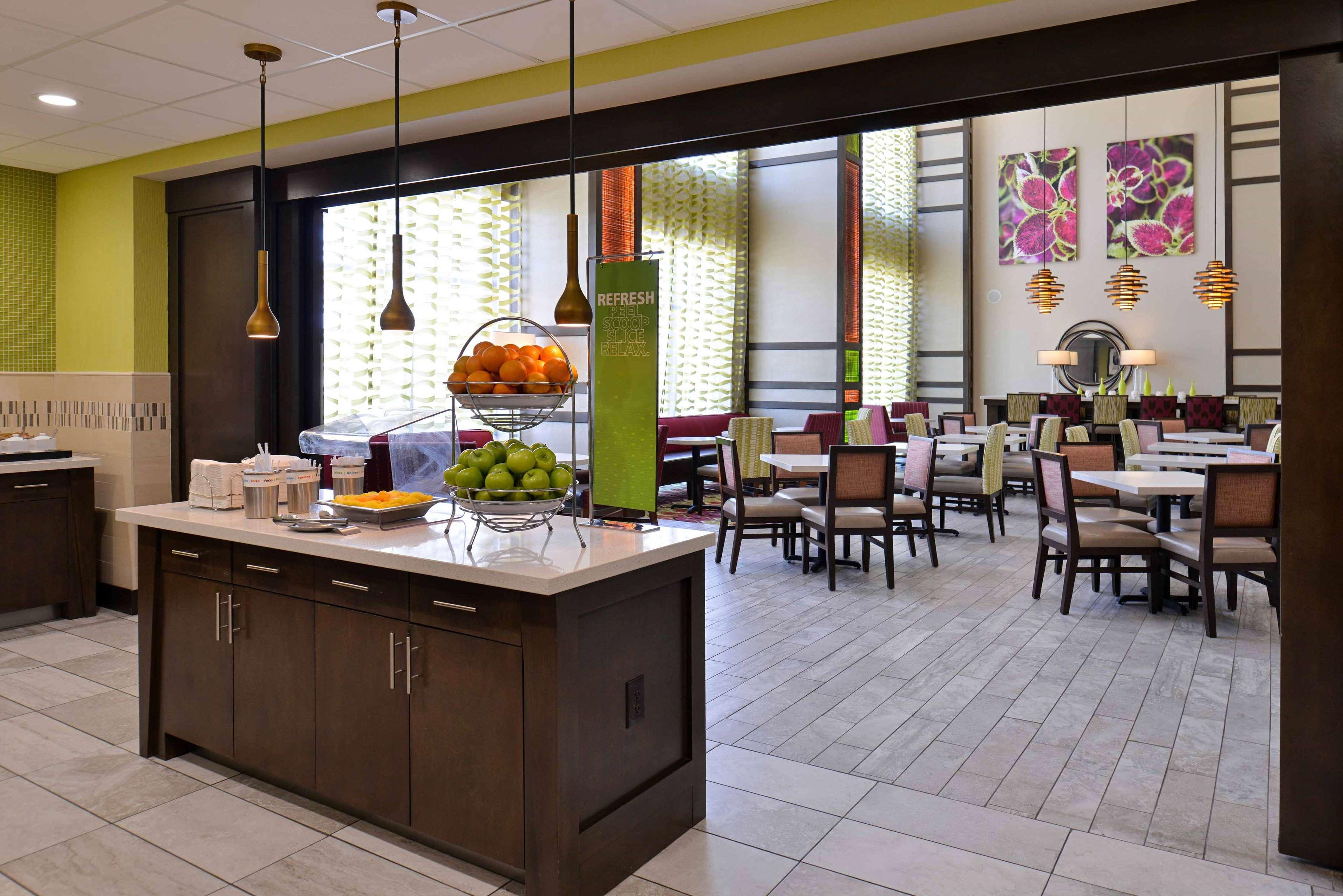 Hampton Inn & Suites Dallas Market Center Экстерьер фото