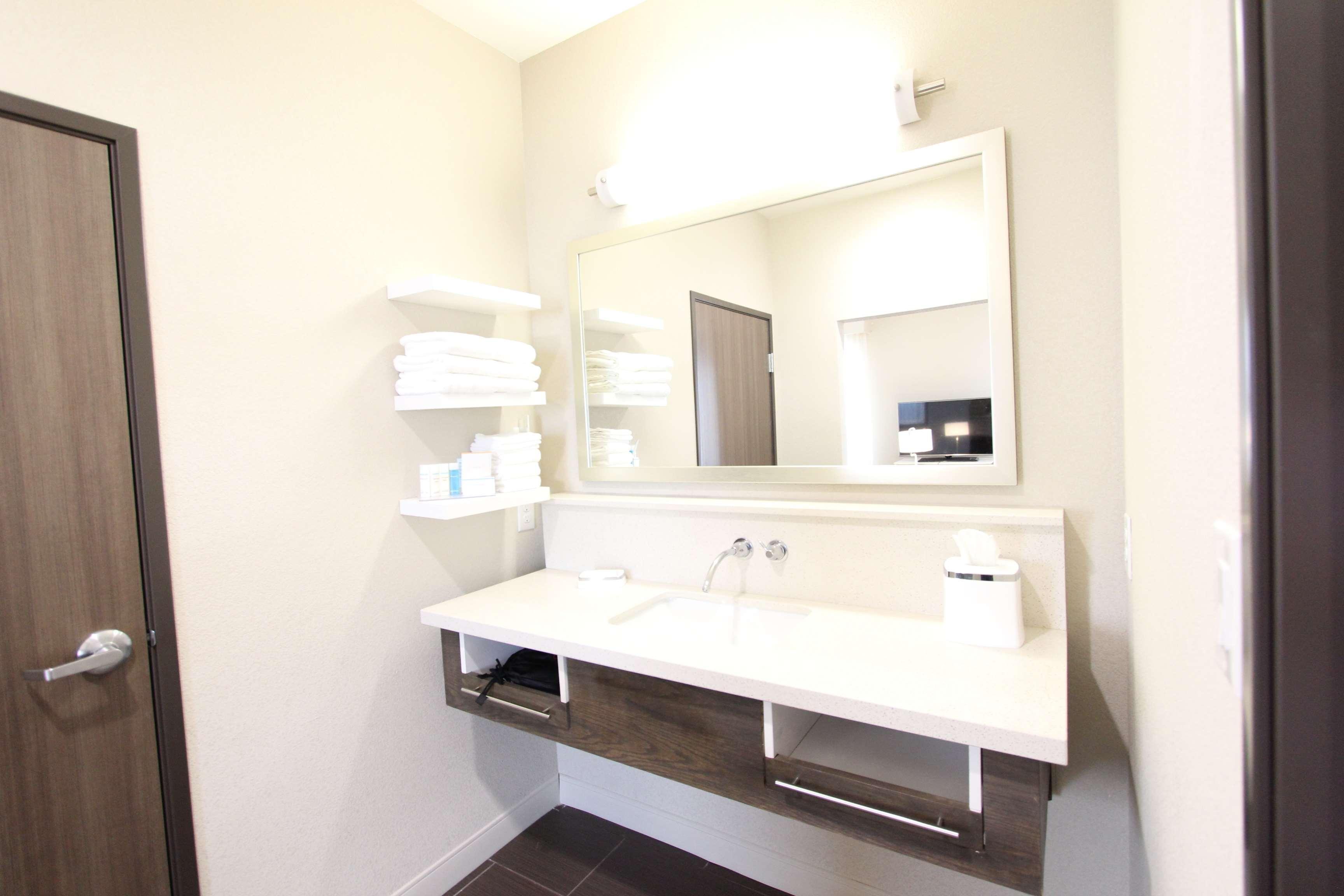 Hampton Inn & Suites Dallas Market Center Экстерьер фото