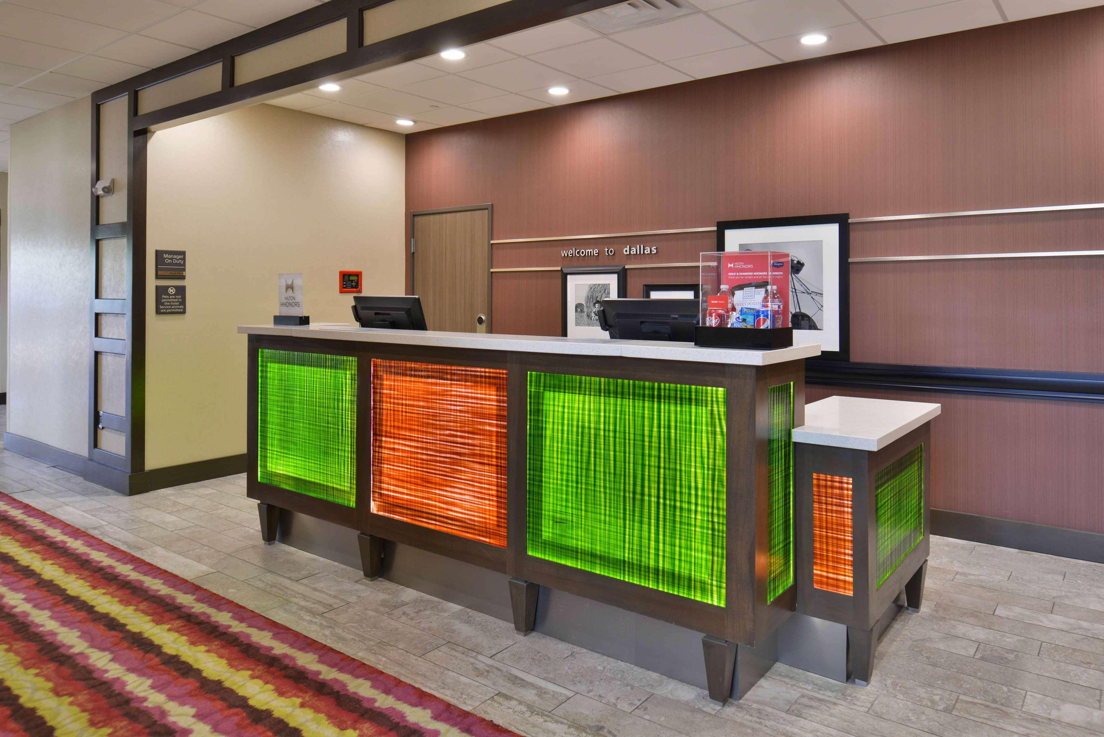Hampton Inn & Suites Dallas Market Center Экстерьер фото