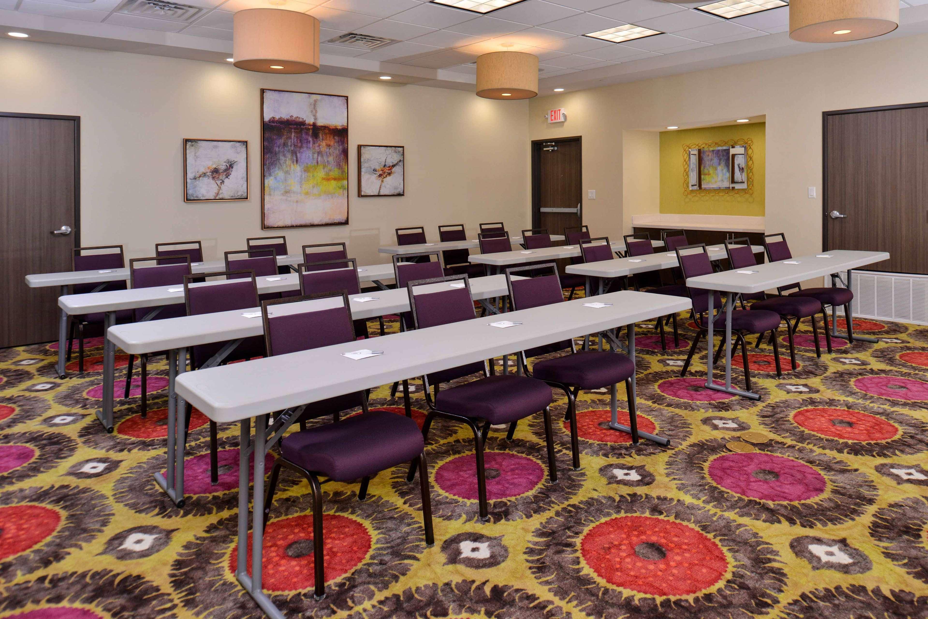 Hampton Inn & Suites Dallas Market Center Экстерьер фото