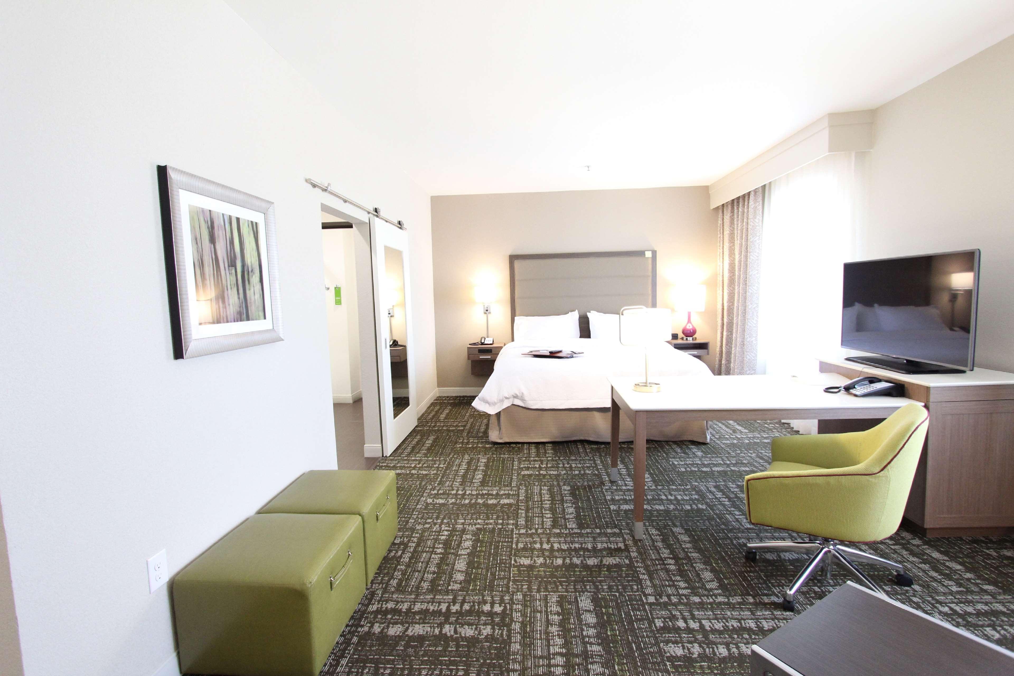 Hampton Inn & Suites Dallas Market Center Экстерьер фото