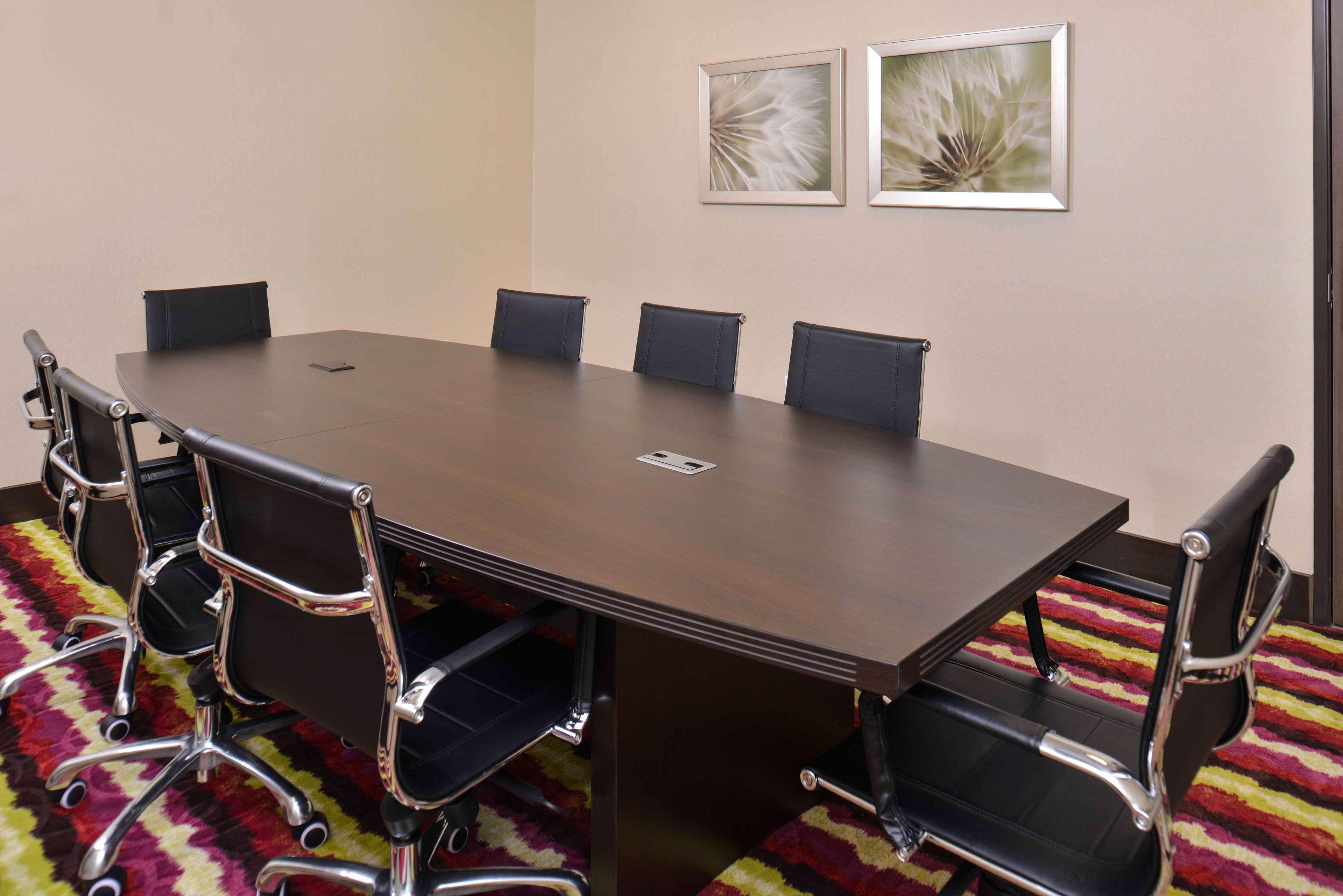 Hampton Inn & Suites Dallas Market Center Экстерьер фото