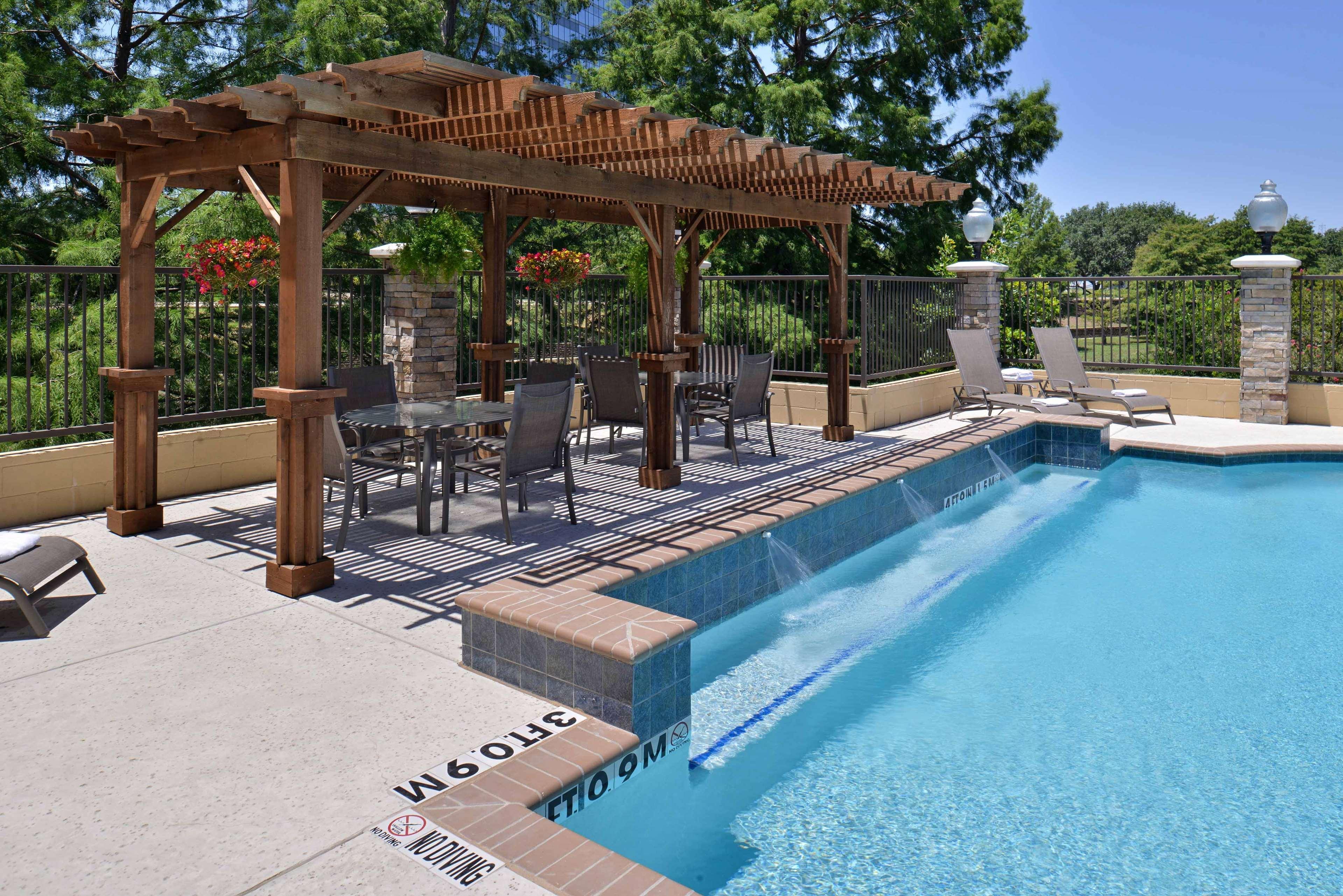 Hampton Inn & Suites Dallas Market Center Экстерьер фото