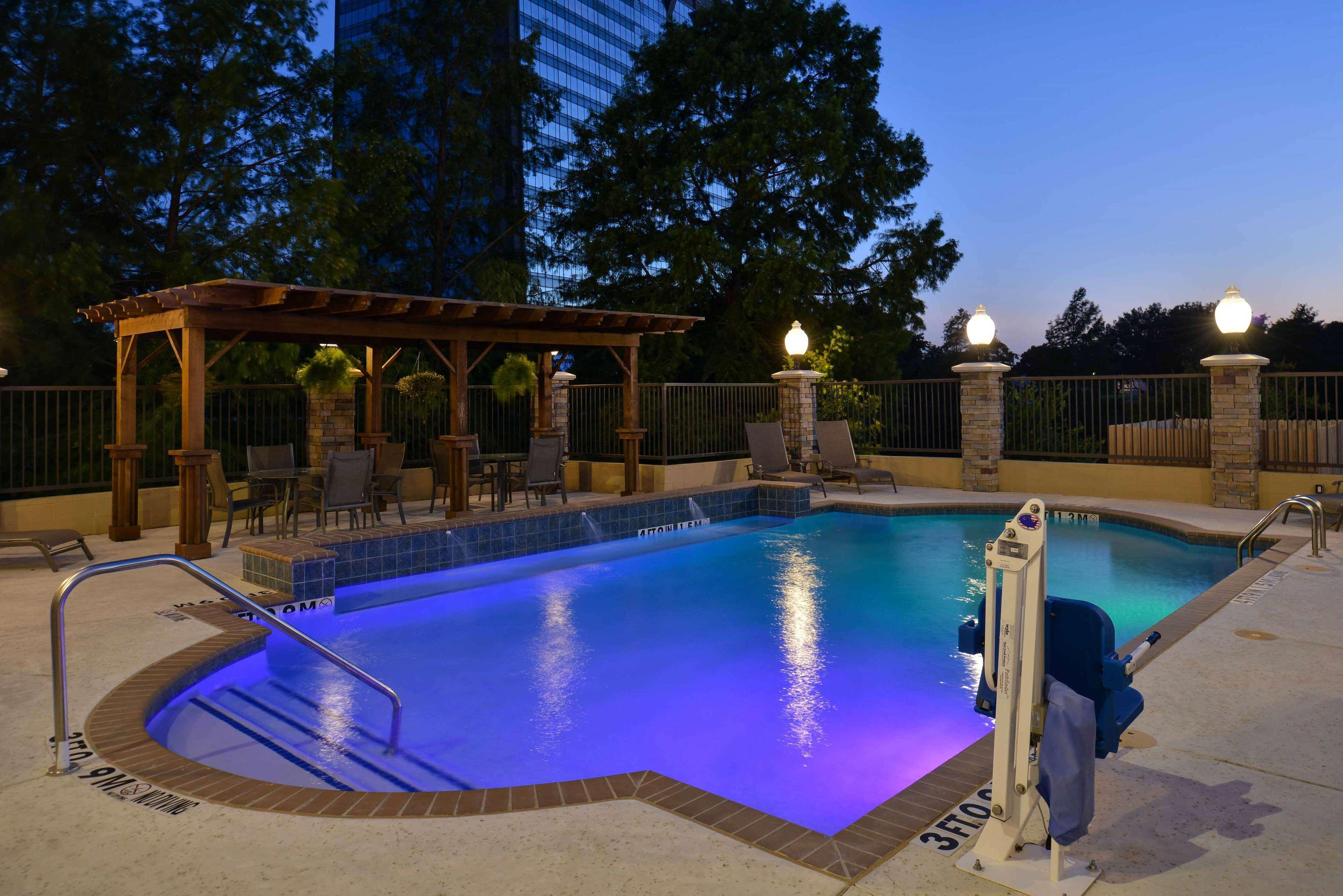 Hampton Inn & Suites Dallas Market Center Экстерьер фото