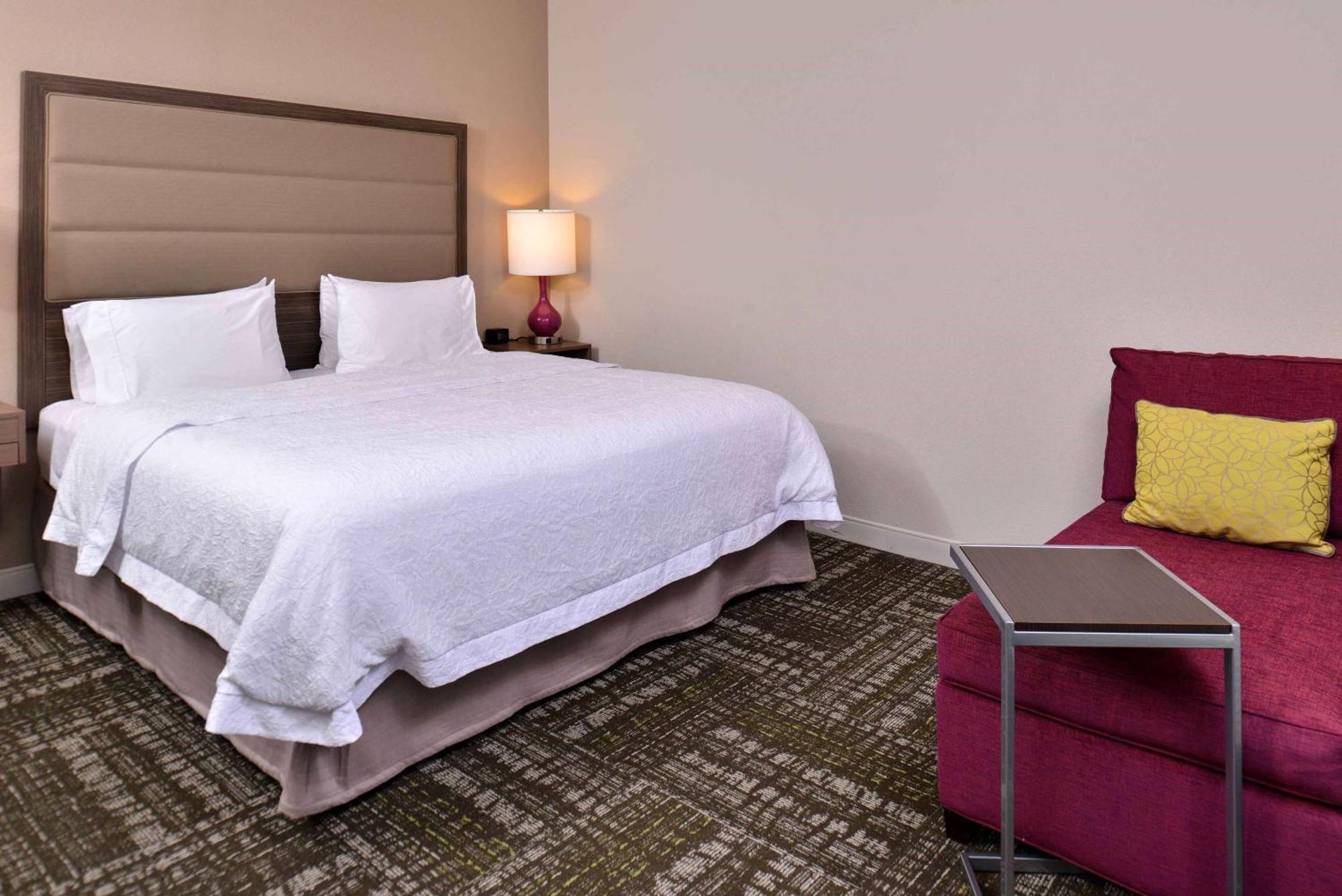 Hampton Inn & Suites Dallas Market Center Экстерьер фото