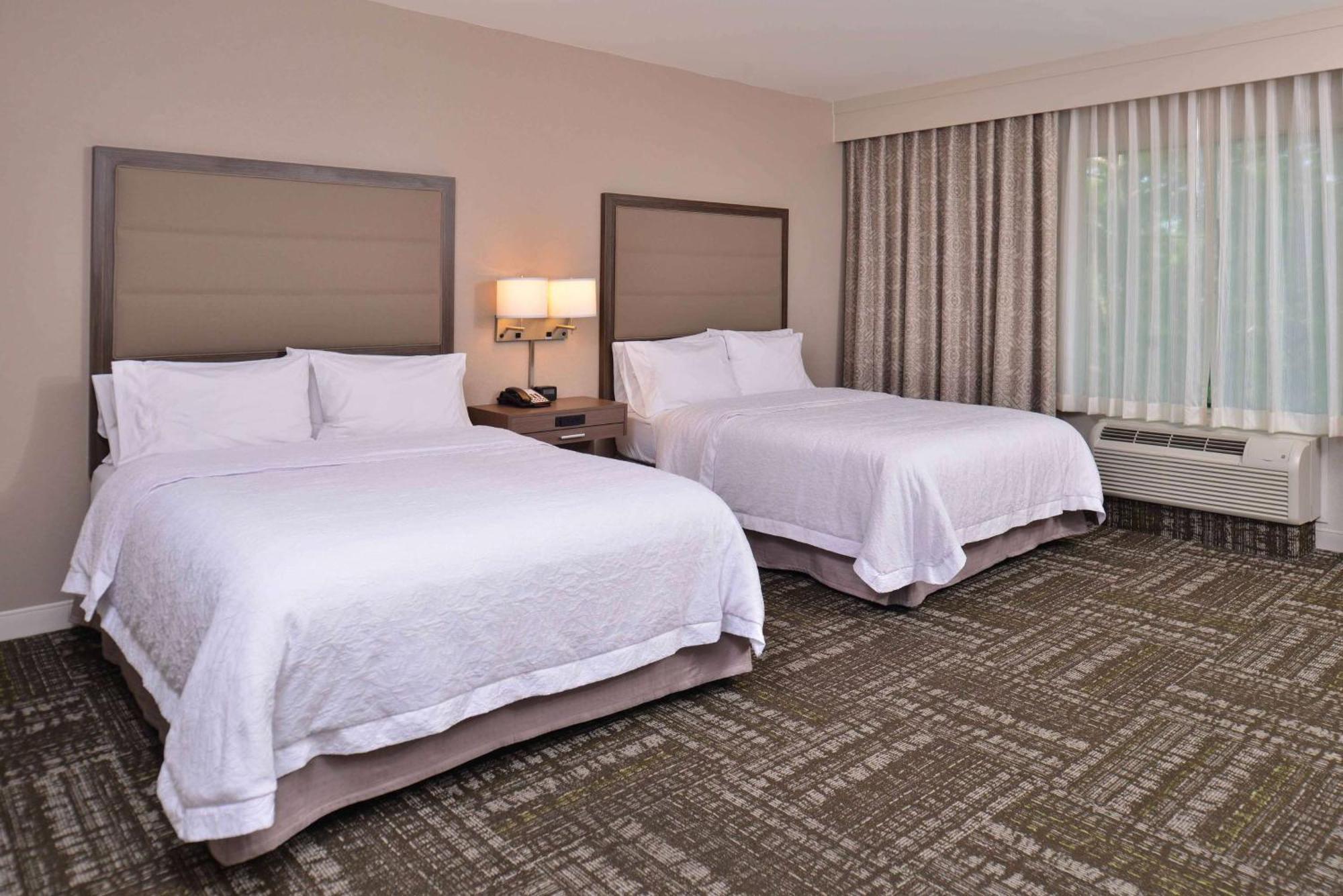 Hampton Inn & Suites Dallas Market Center Экстерьер фото
