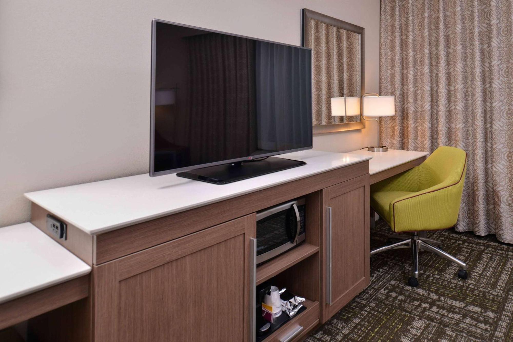 Hampton Inn & Suites Dallas Market Center Экстерьер фото