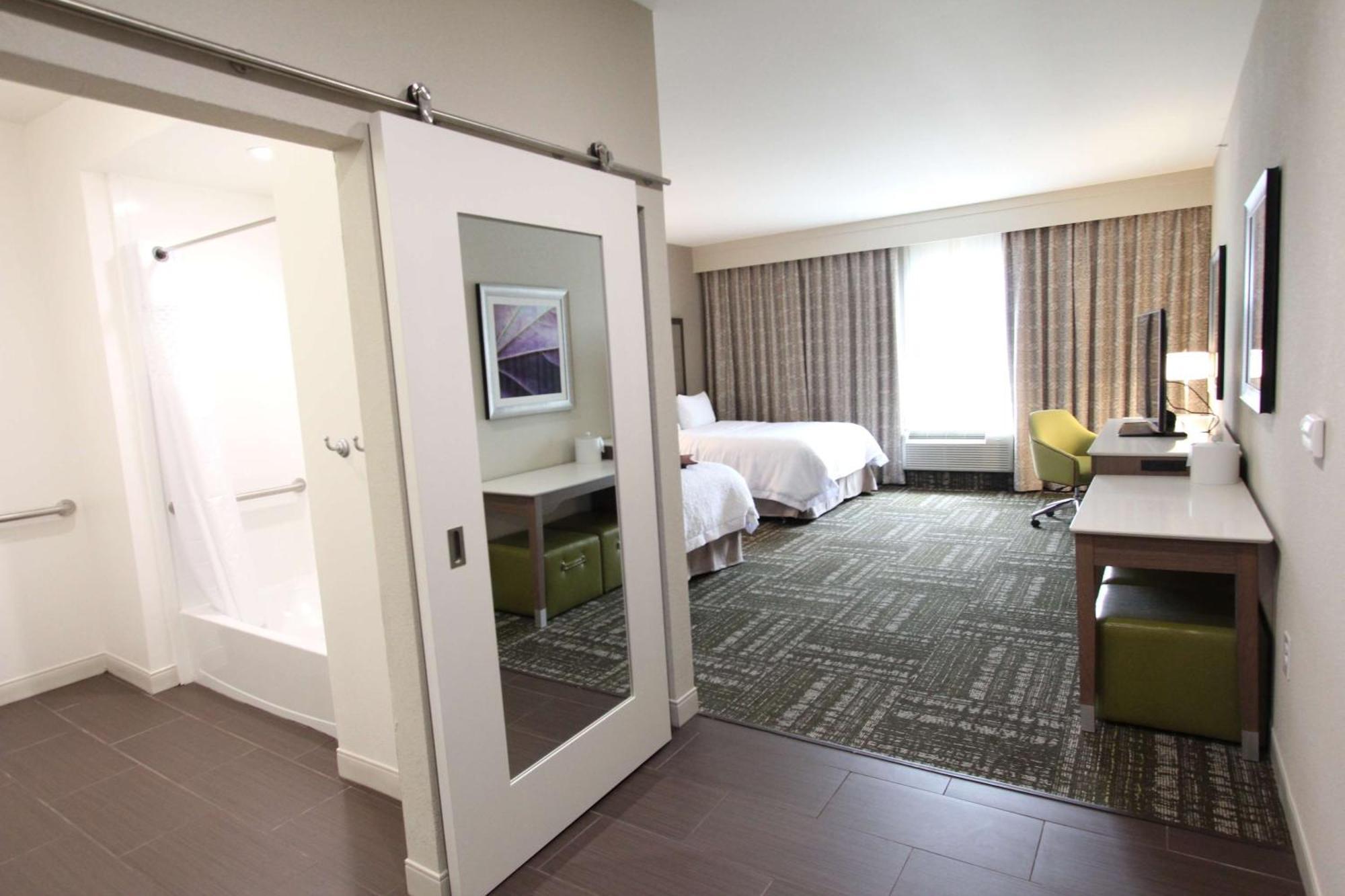 Hampton Inn & Suites Dallas Market Center Экстерьер фото