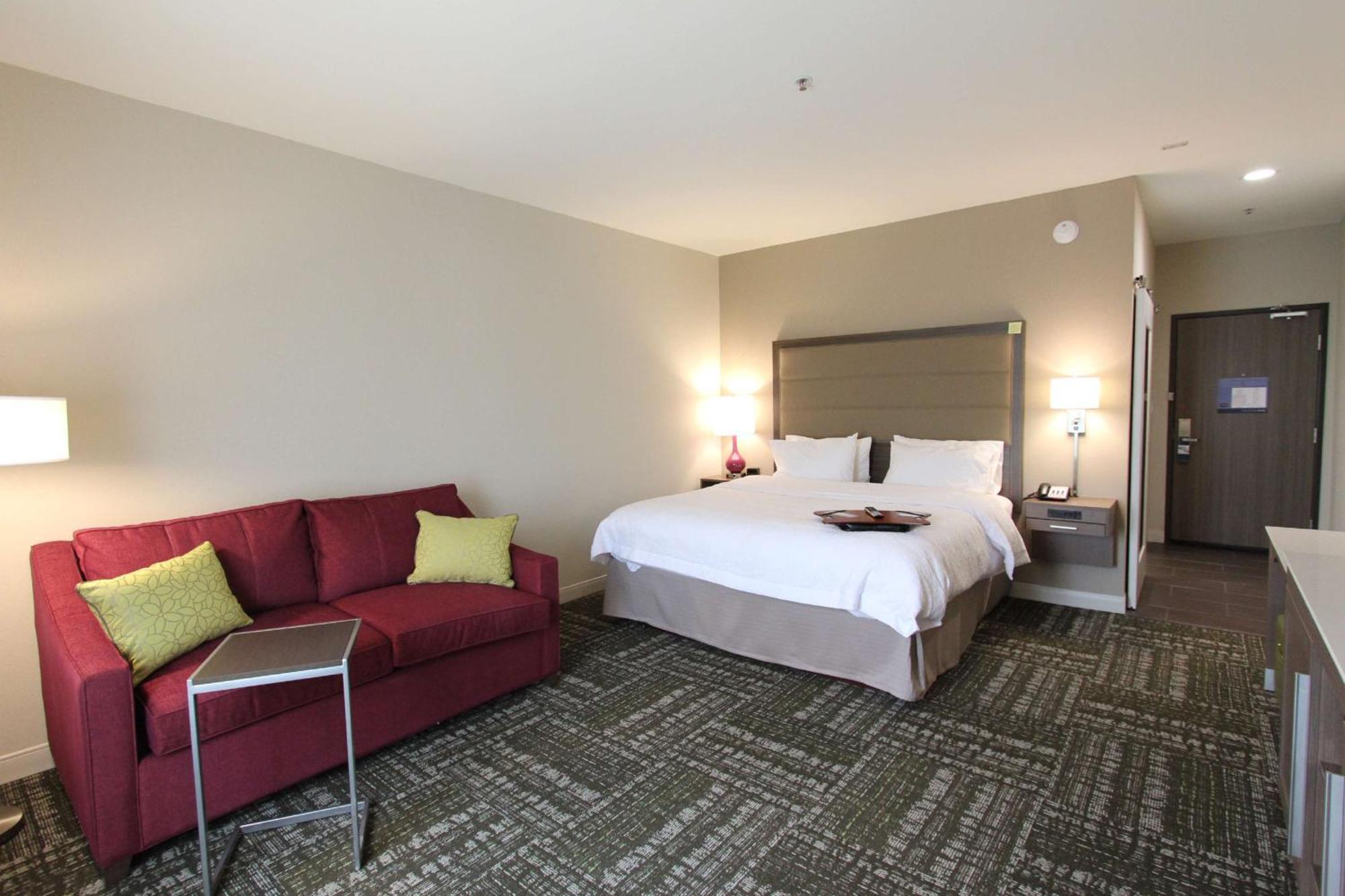 Hampton Inn & Suites Dallas Market Center Экстерьер фото