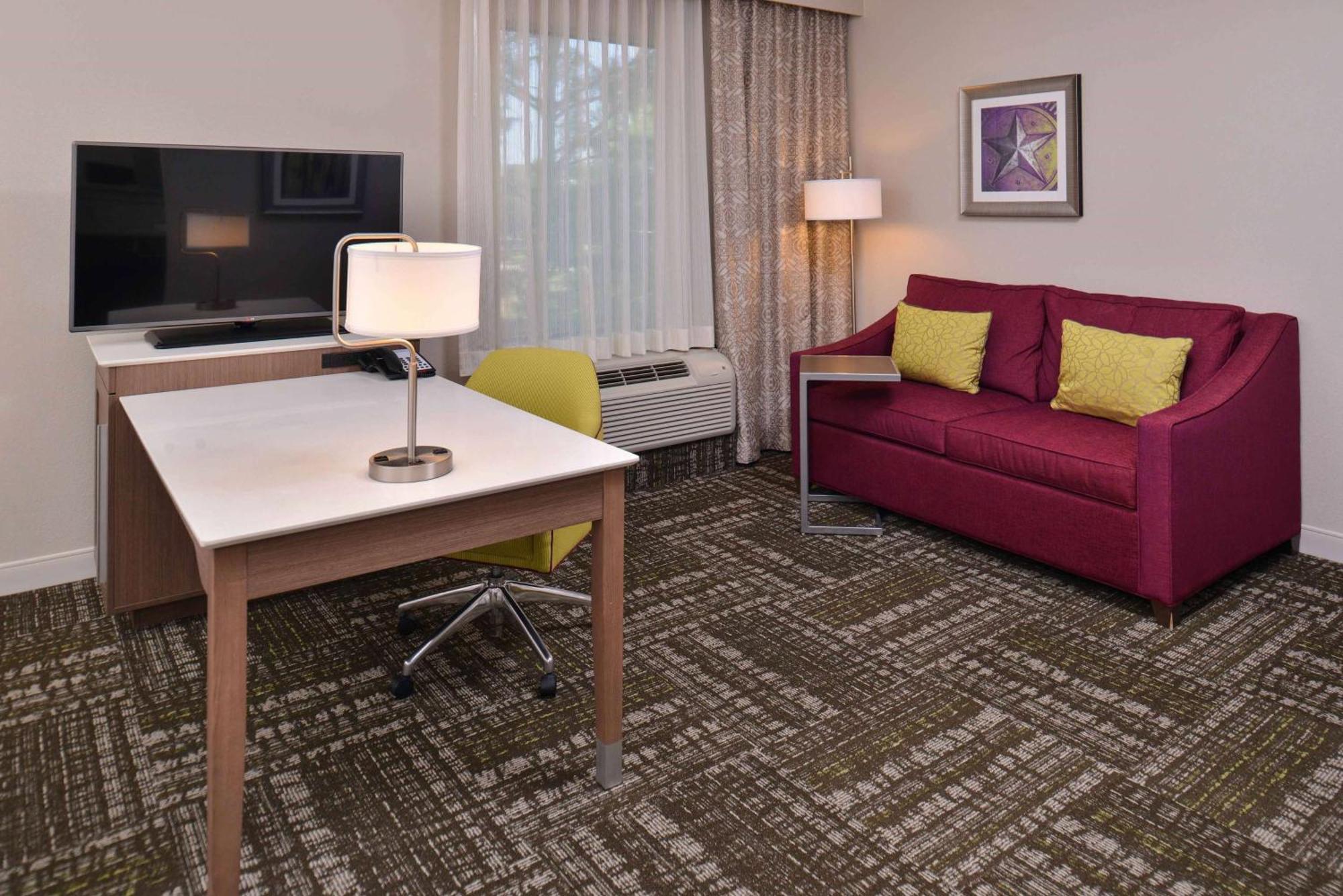 Hampton Inn & Suites Dallas Market Center Экстерьер фото