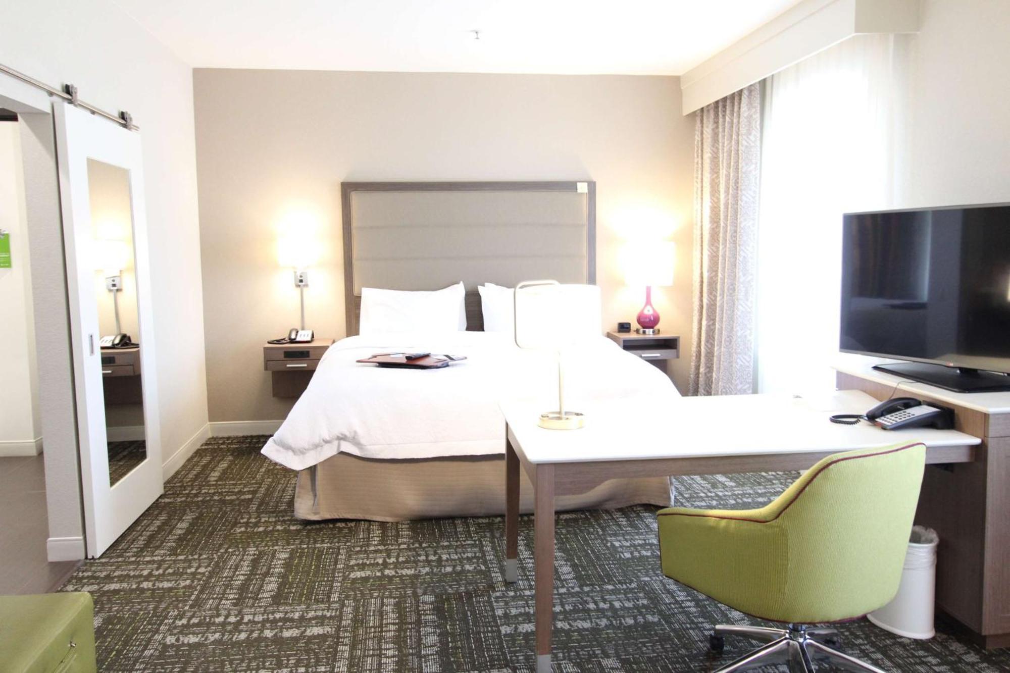 Hampton Inn & Suites Dallas Market Center Экстерьер фото