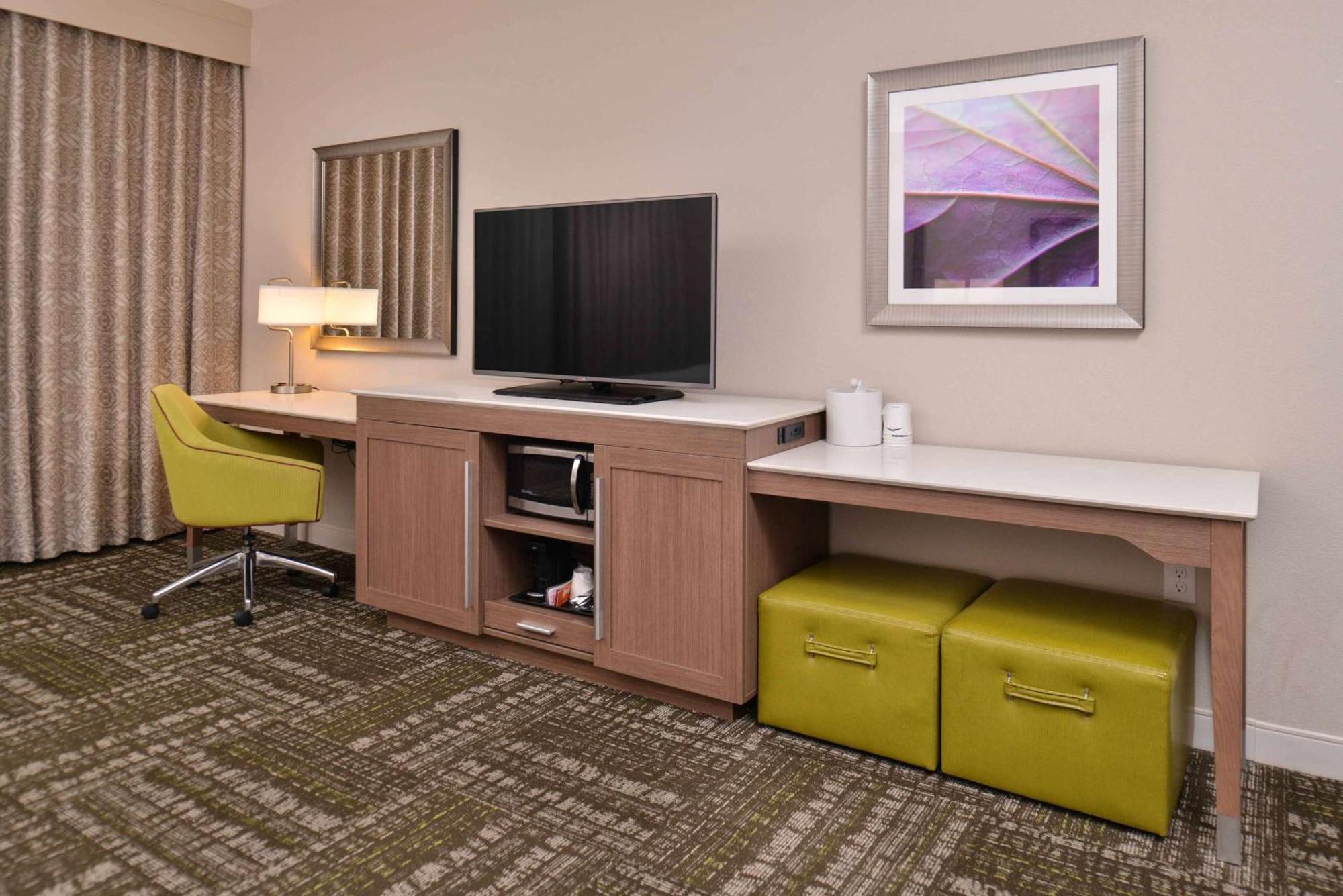 Hampton Inn & Suites Dallas Market Center Экстерьер фото