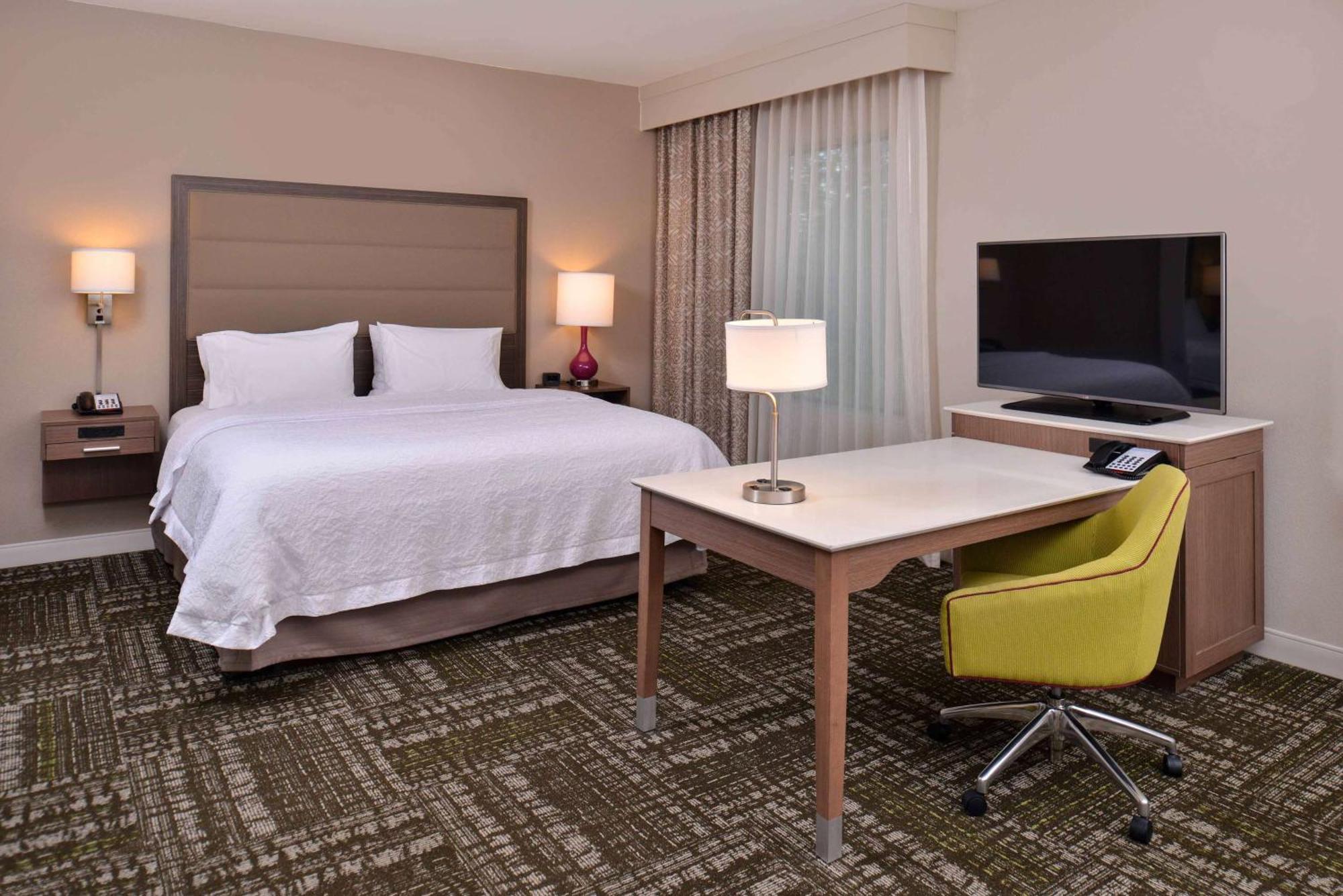 Hampton Inn & Suites Dallas Market Center Экстерьер фото