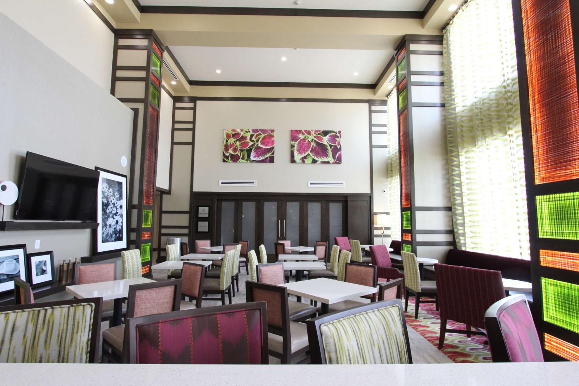 Hampton Inn & Suites Dallas Market Center Экстерьер фото