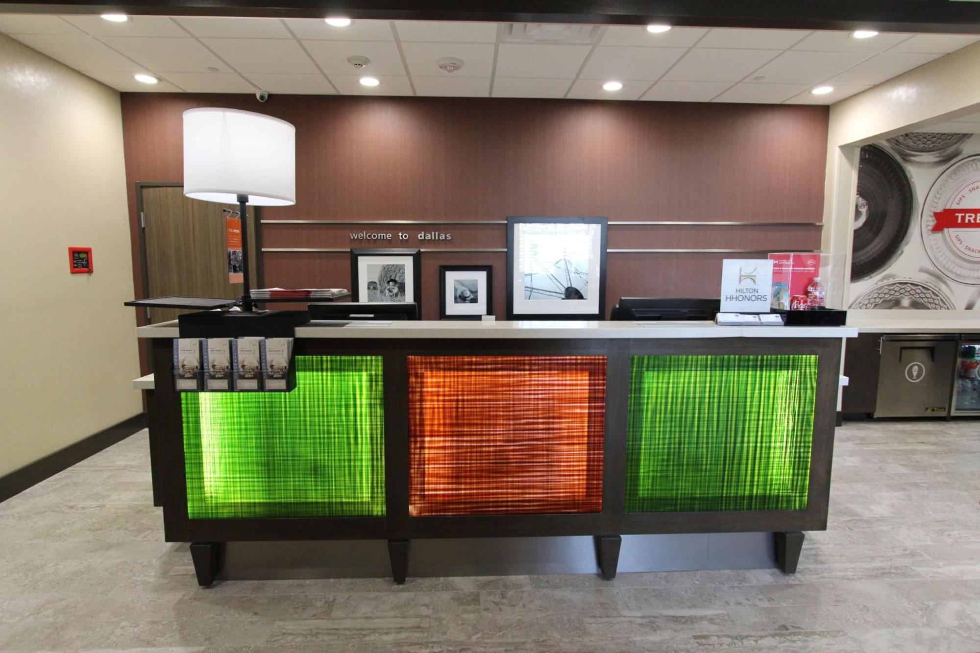Hampton Inn & Suites Dallas Market Center Экстерьер фото